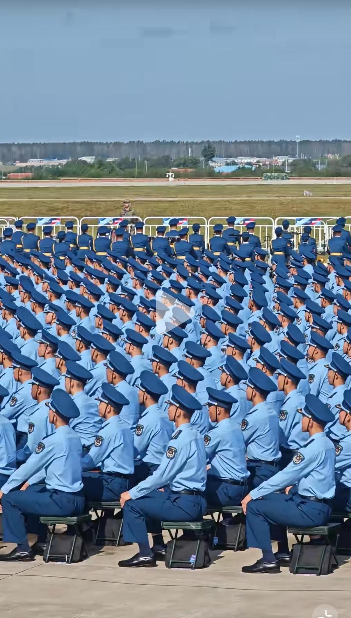 歼-20的缝，比iPhone边框还窄。
F-35的漆，地勤天天拿补墙膏往身上糊。