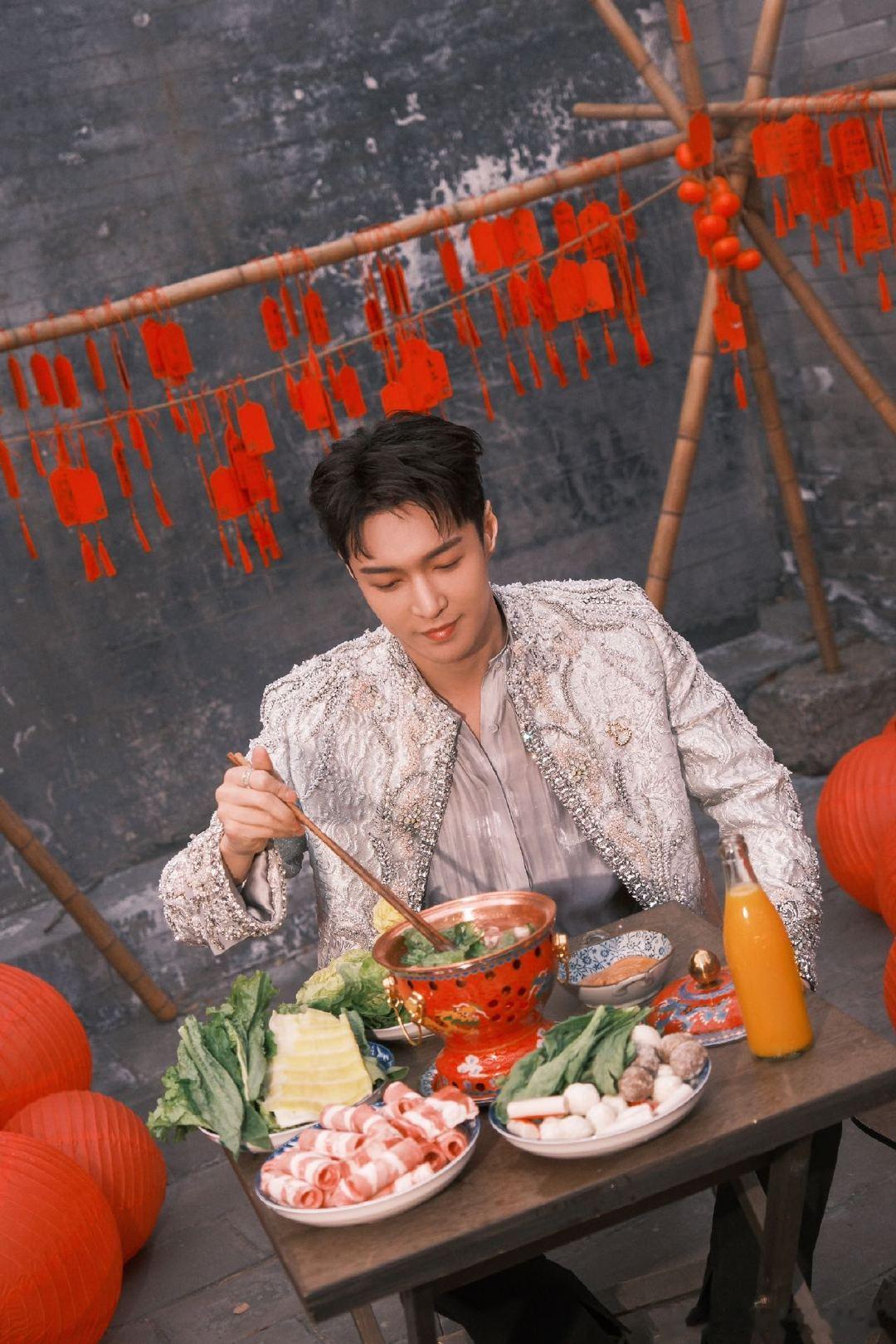 张艺兴谈EXO回归  张艺兴说和肖战很投缘 @ 张艺兴 七登 春晚 ，每一次都带