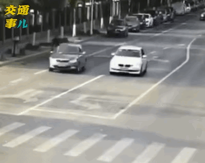 逆行，以卵击石，自杀式横穿马路！害人害己！
难道就为了体验一下，被撞腾空而起的瞬