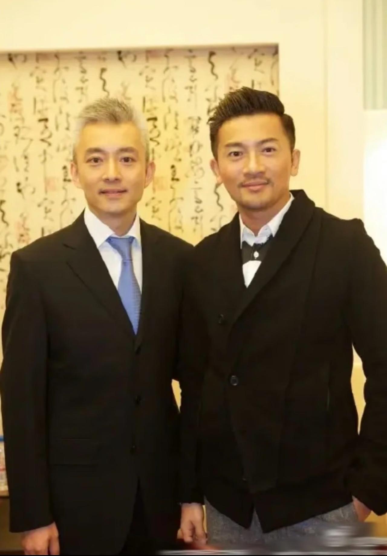 一直觉得亚宁长得一张明星脸，但想不起来他究竟像谁？

这张照片给了我答案，无论五