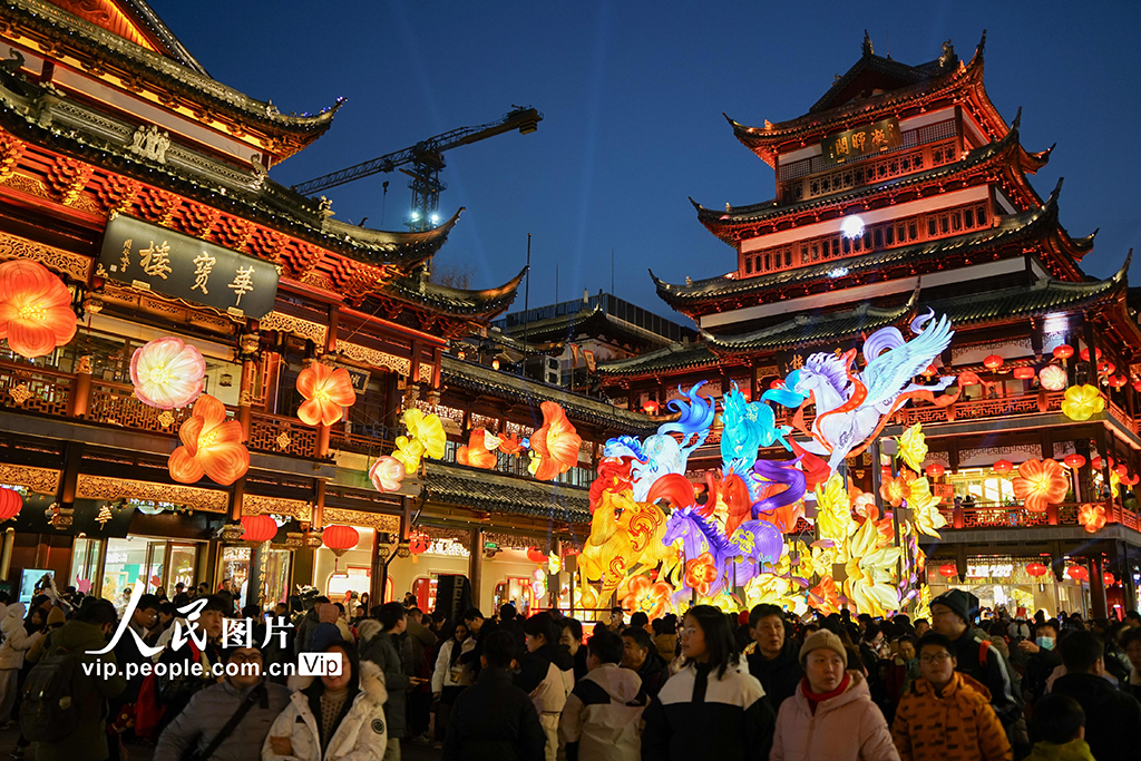 上海豫园马年灯会：灿烂光彩引游人争相流连