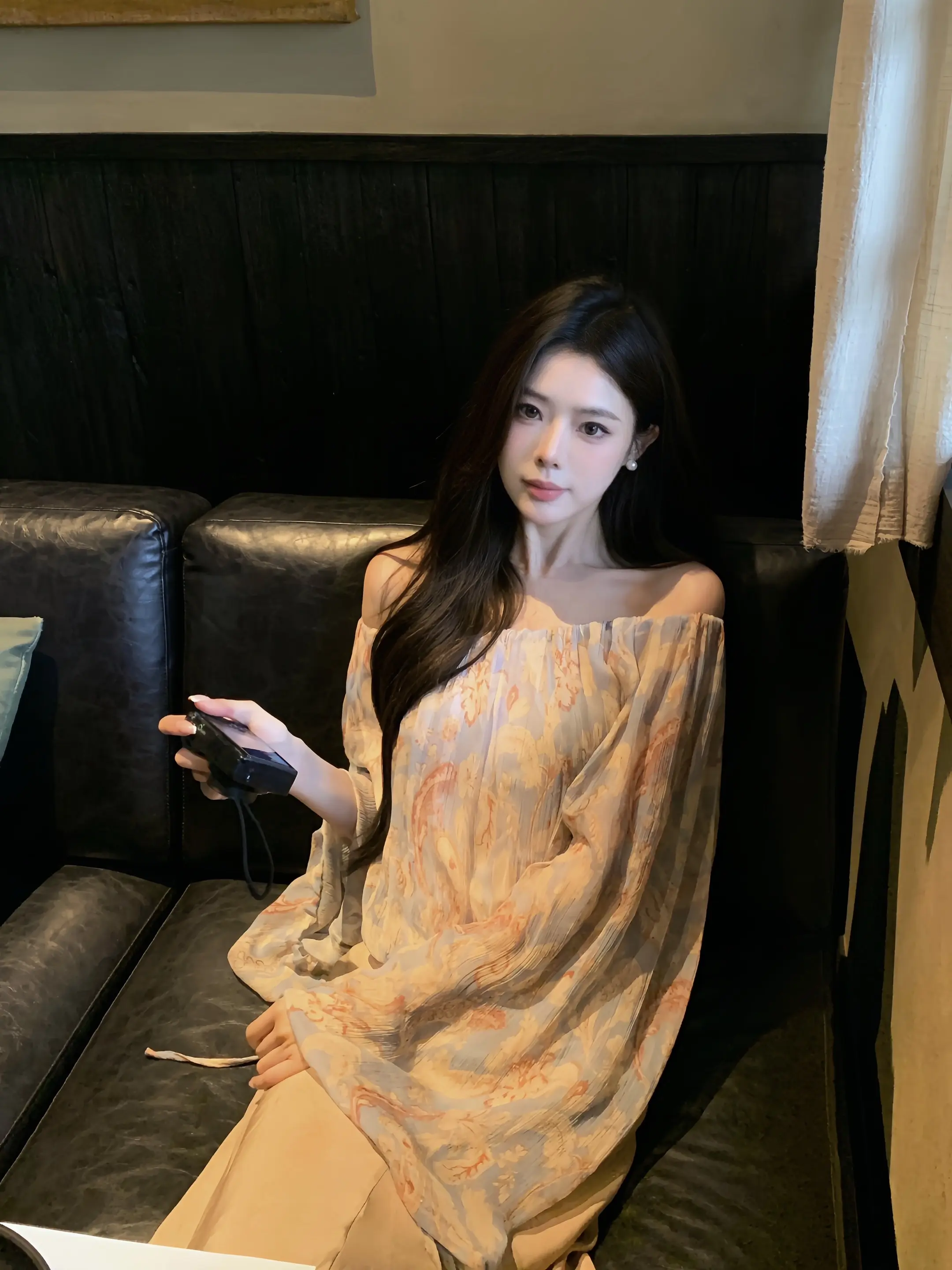 我那么骄傲的一个人 居然为你碎成琉璃 面对你 我居然没有拂袖而去的魄力