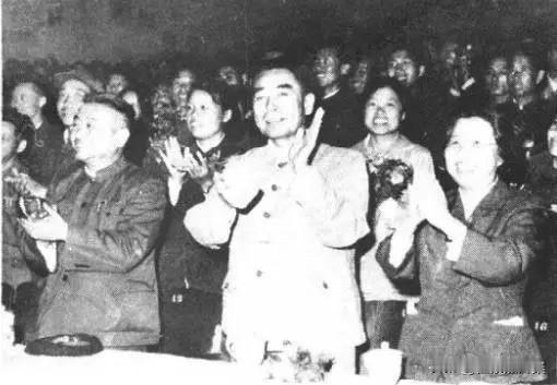 1961年5月1日，周总理和邓颖超在邯郸同广大群众一起欢度“五一”节。当晚，周恩