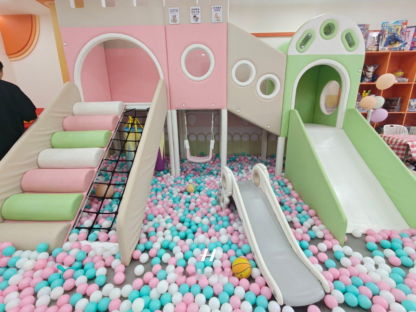 周末了，带祖宗来游泳。我是第一次来，这年头设施真好，进门就想办卡肿么办