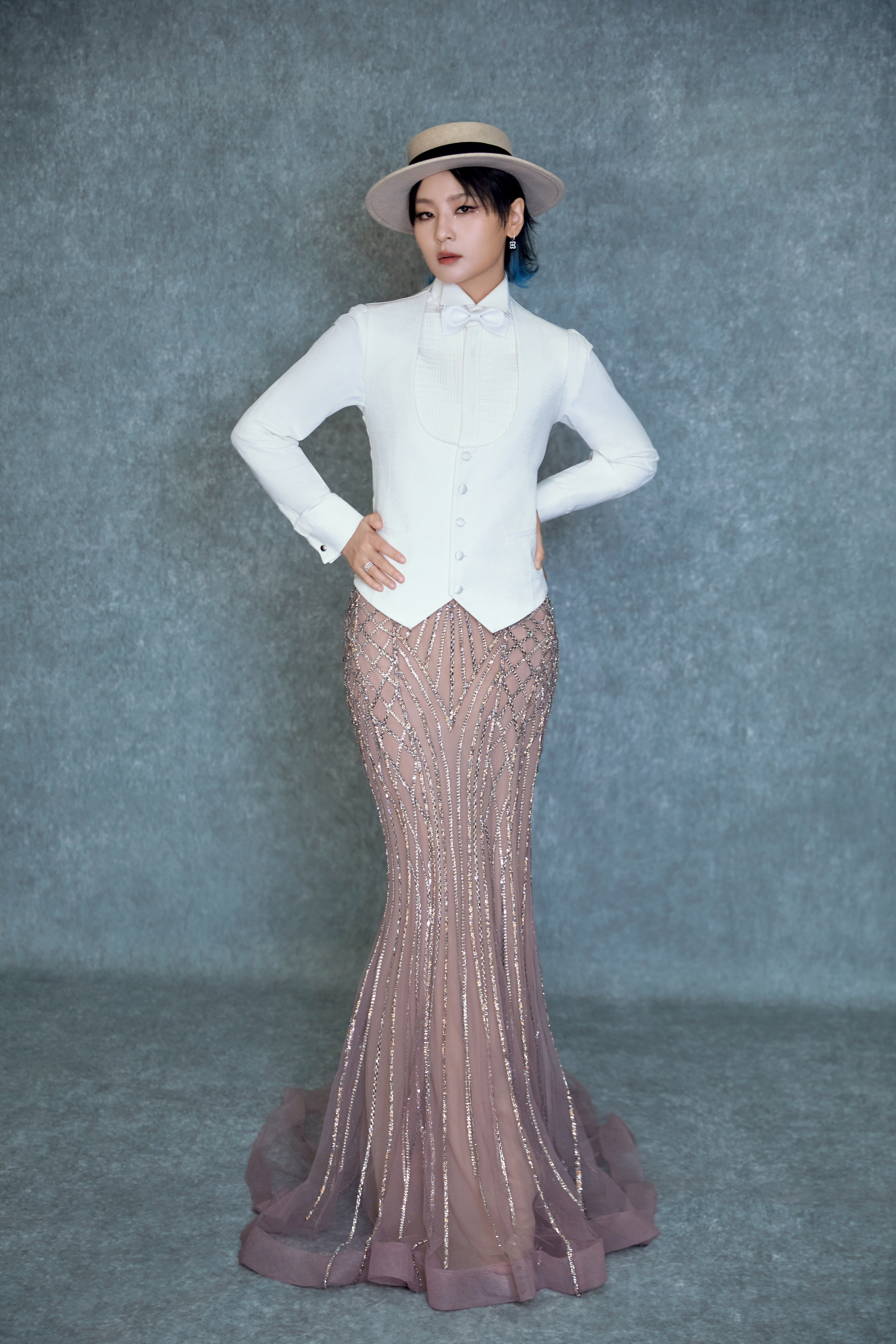 周笔畅｜央视跨年晚会 全新高定造型上线 ，笔笔身穿 Peet Dullaert 