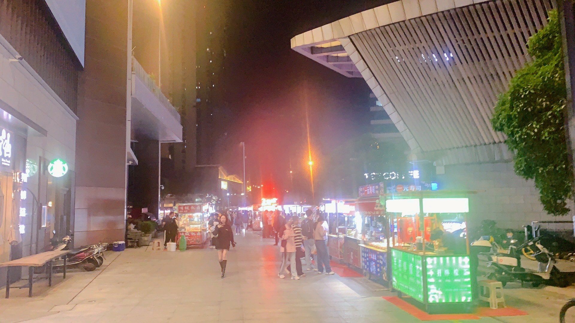 #夜宵##长沙夜宵# 夜深了，在长沙三角洲的夜宵依旧热闹且烟火气十足 ​​​