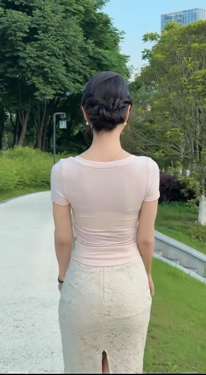 公园里的美女让人垂涎三尺！