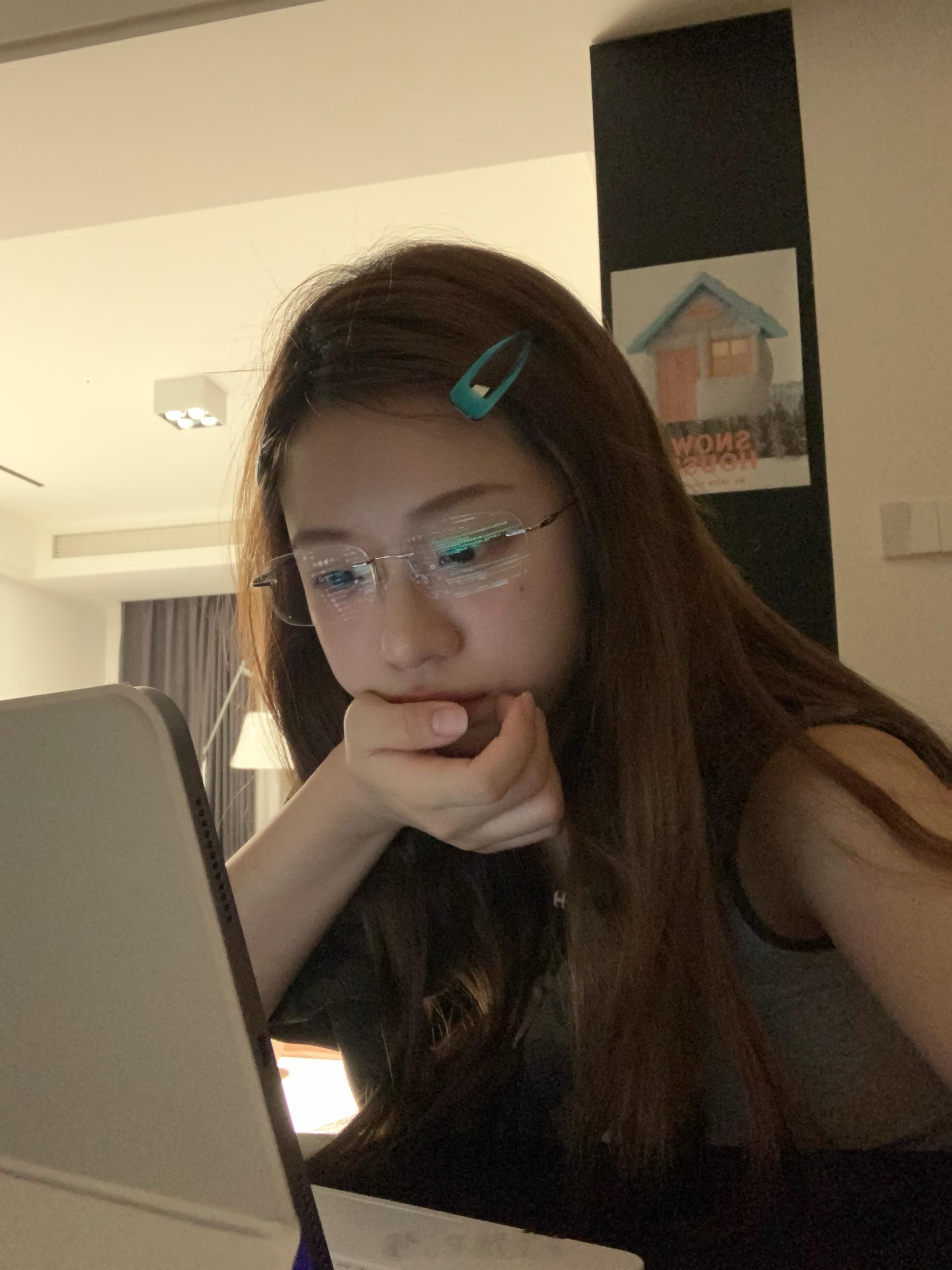 这下好了，成为了小时候电视剧里熬夜加班的大人 