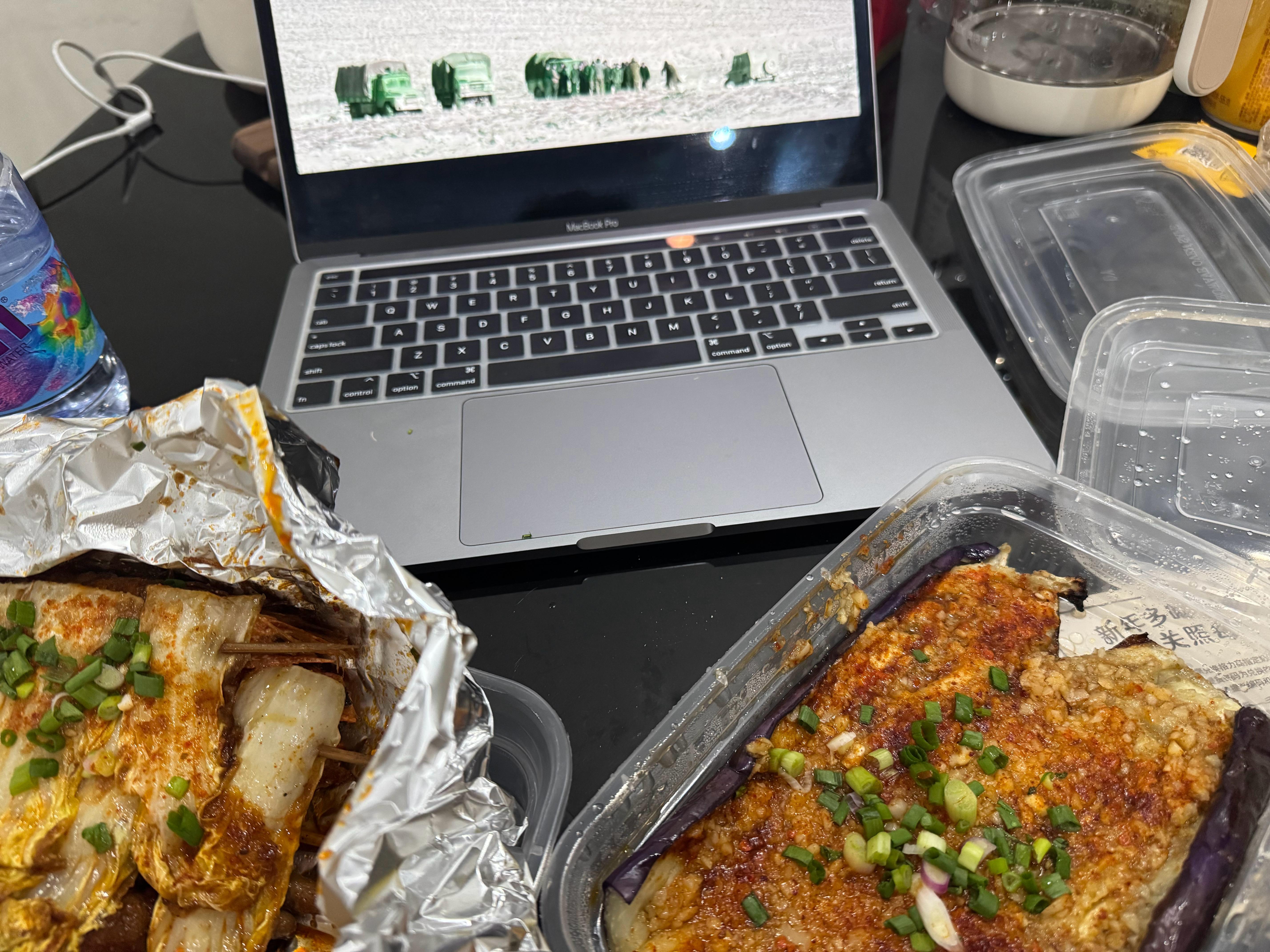 炳胜追剧《生命树》！边吃烧烤边看！周末充实！可惜电视机屏幕坏了一半，不能在大屏看