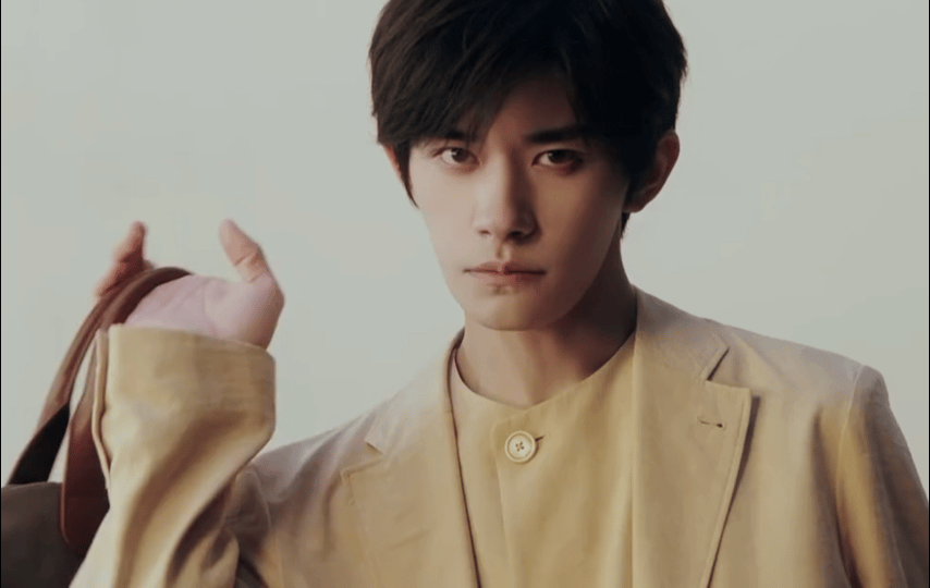 易烊千玺 in Emporio Armani 📸 全球代言人的春夏广告如约而至