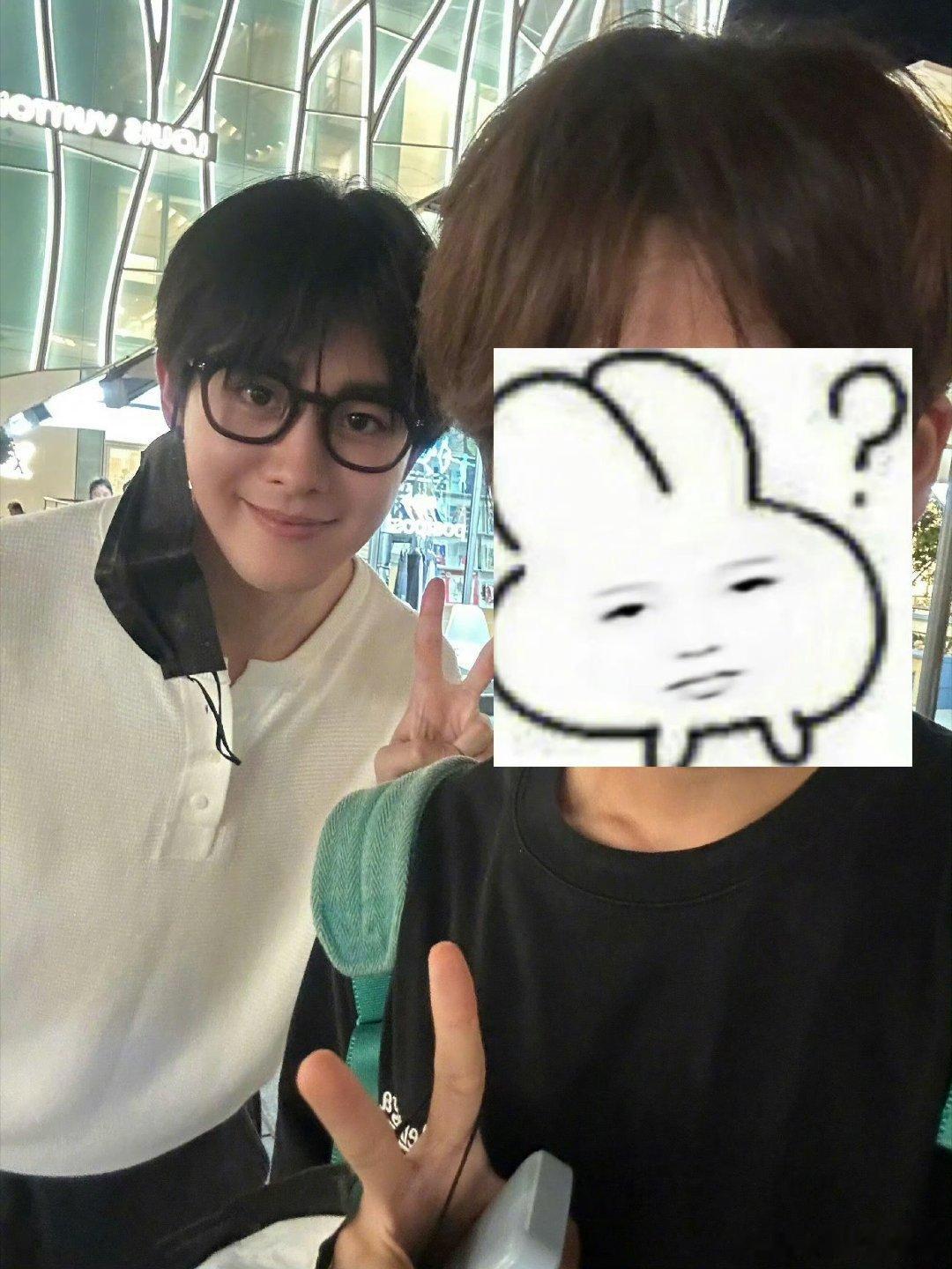 网友偶遇素颜田嘉瑞田嘉瑞素颜与网友合照这绝对是素颜吧素颜也要满足偶遇网友的合照需