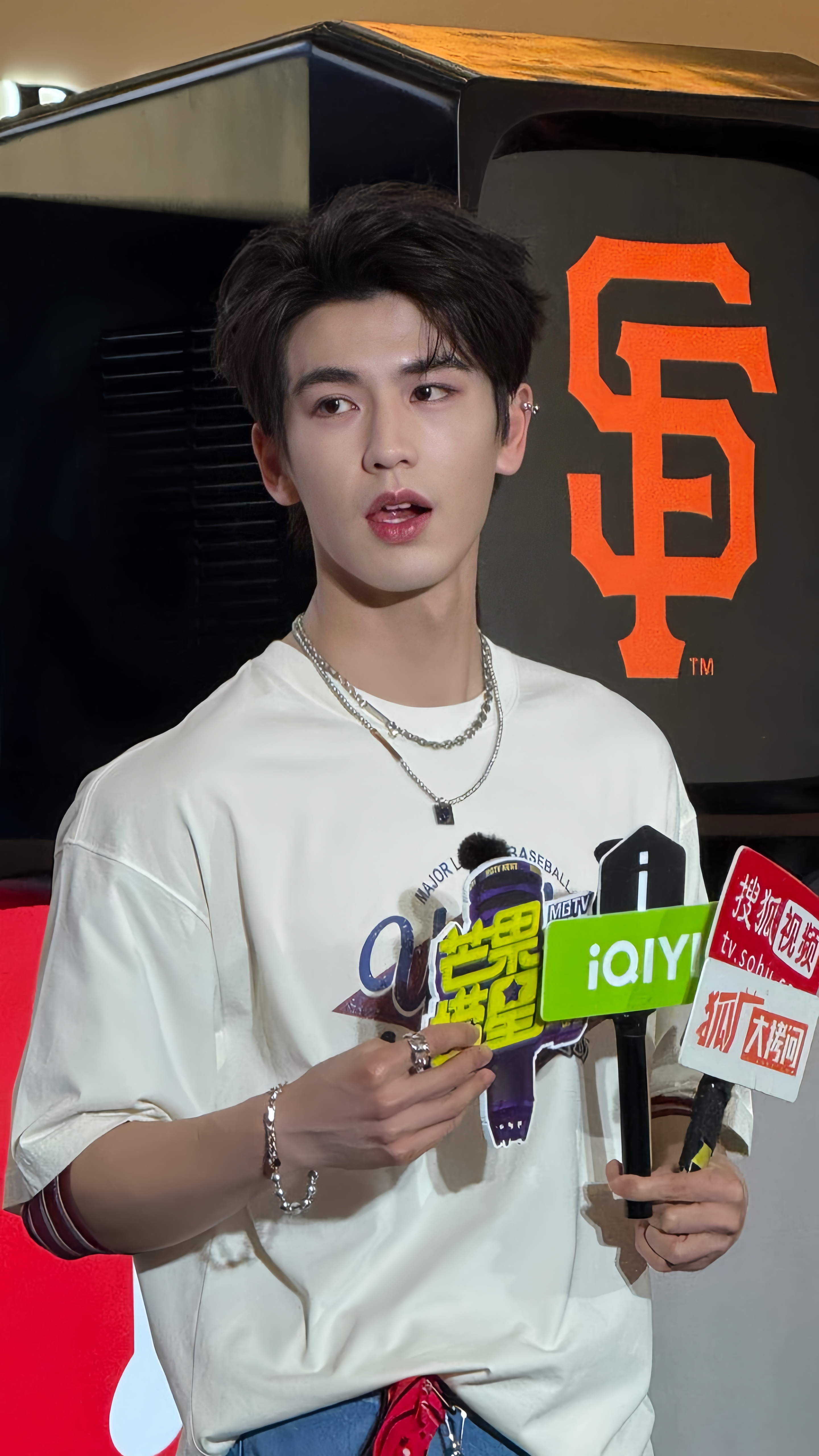 张凌赫就这么帅我一大跳！张凌赫 ​​​