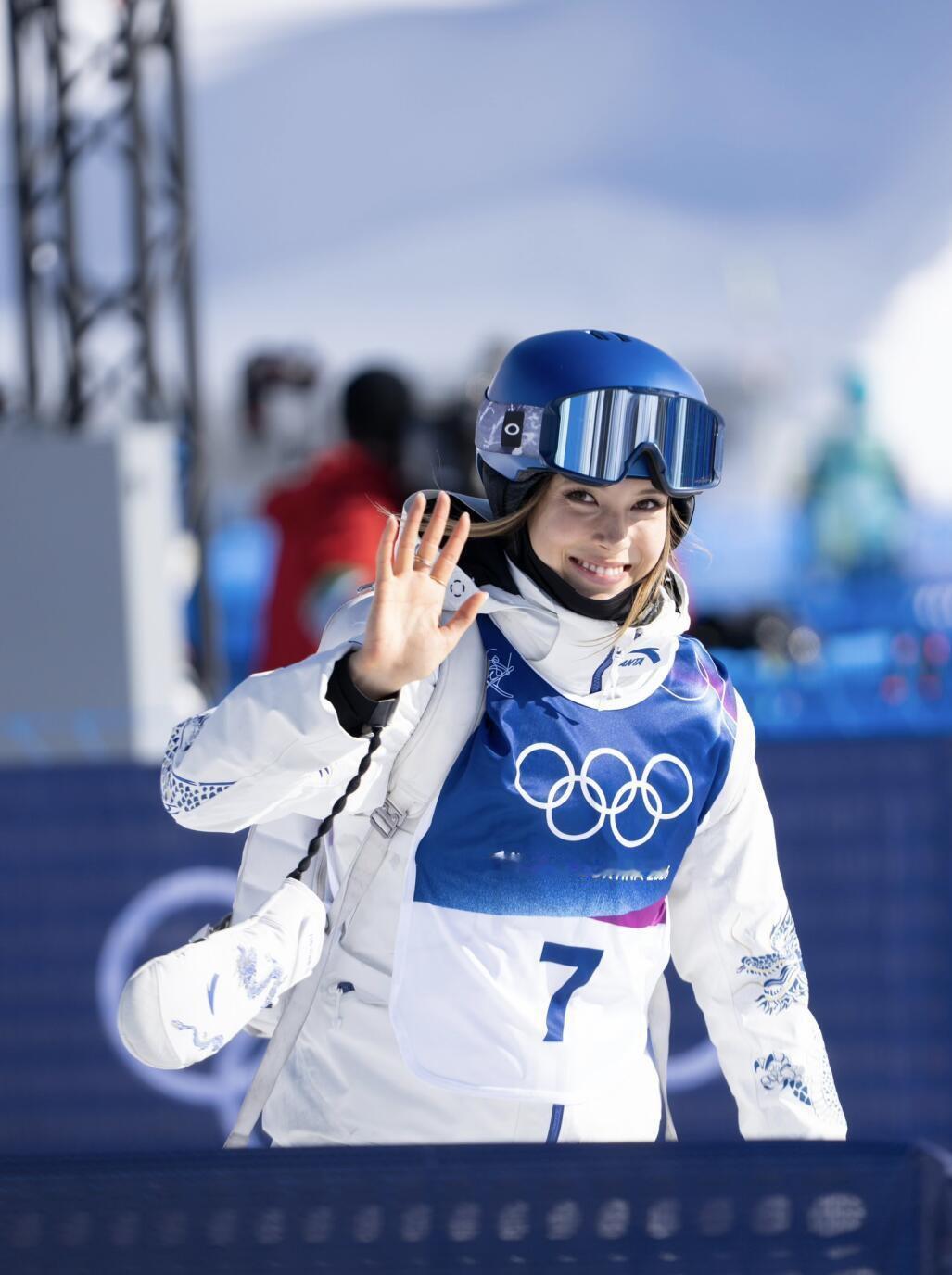 谷爱凌金牌谷爱凌第三滑94.75分谷爱凌李方慧拥抱 谷爱凌用一枚金牌收官，金色告