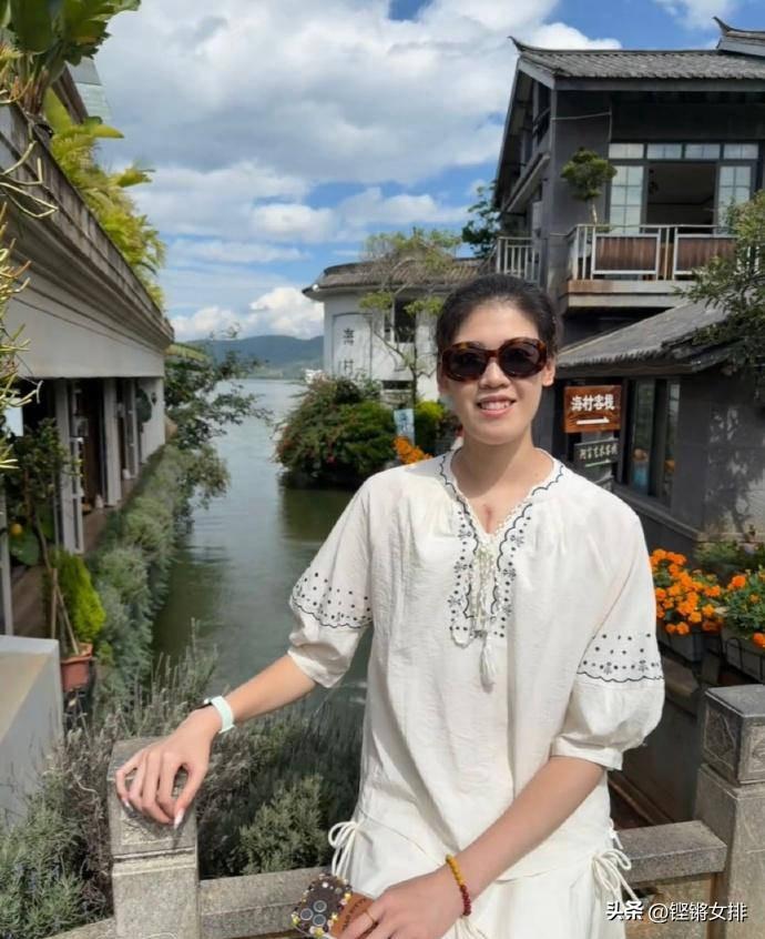 李盈莹，与赛场渐行渐远，人生不是只有排球
 
近日，李盈莹在社交平台更新云南旅行