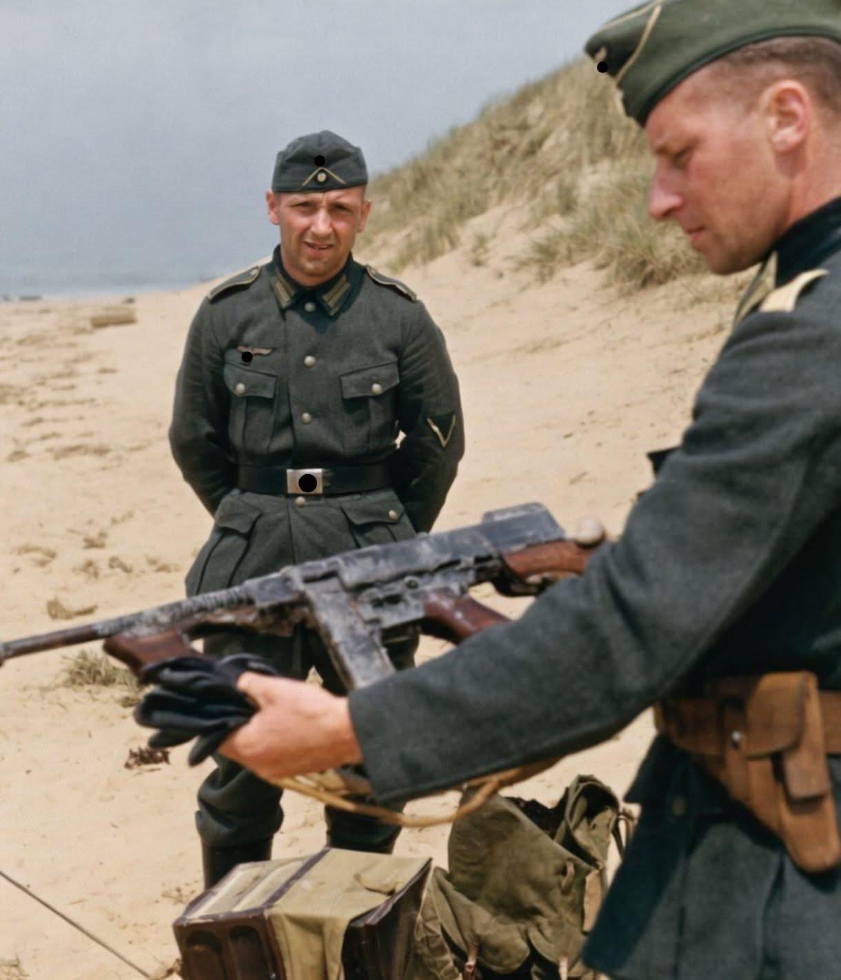 1944年，德军士兵正在检查刚缴获的汤姆森冲锋枪！汤姆森冲锋枪 二战