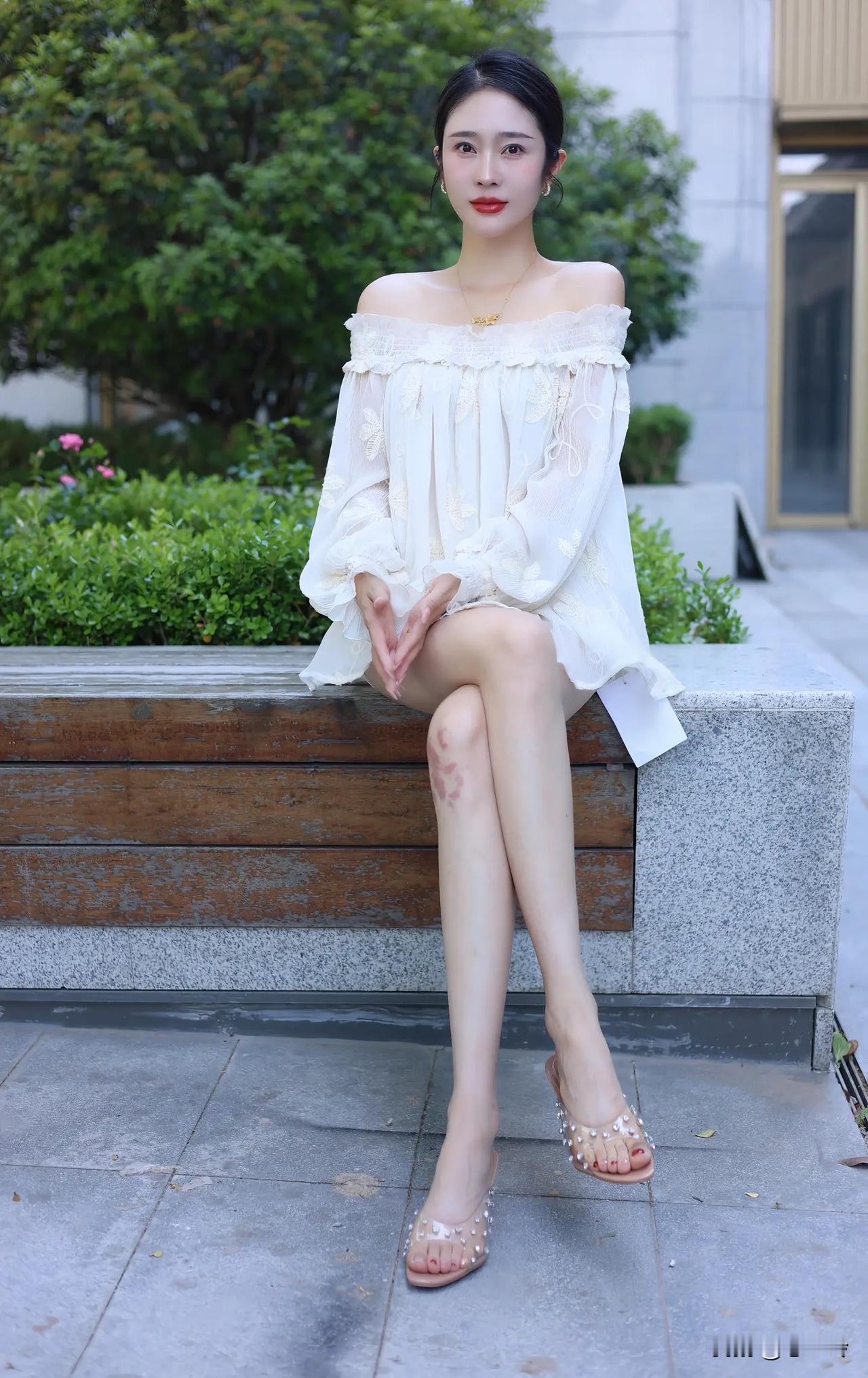 优雅白裙，夏日清新，漫步在都市绿荫中。