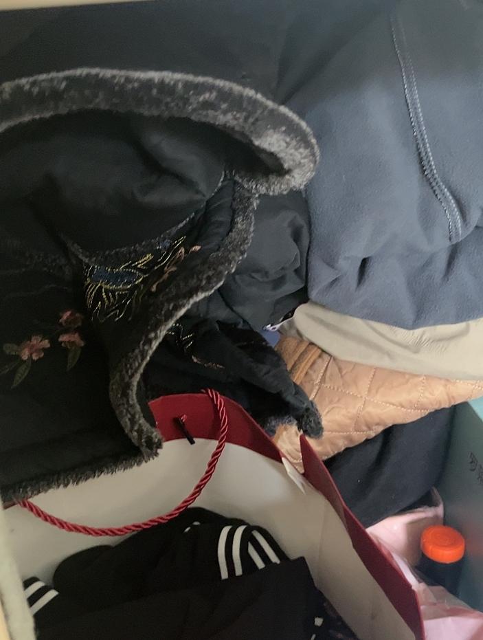 这是我的一个习惯，每到一段时间整理衣柜，两年以上不穿的衣服放在衣柜里，就像打入冷