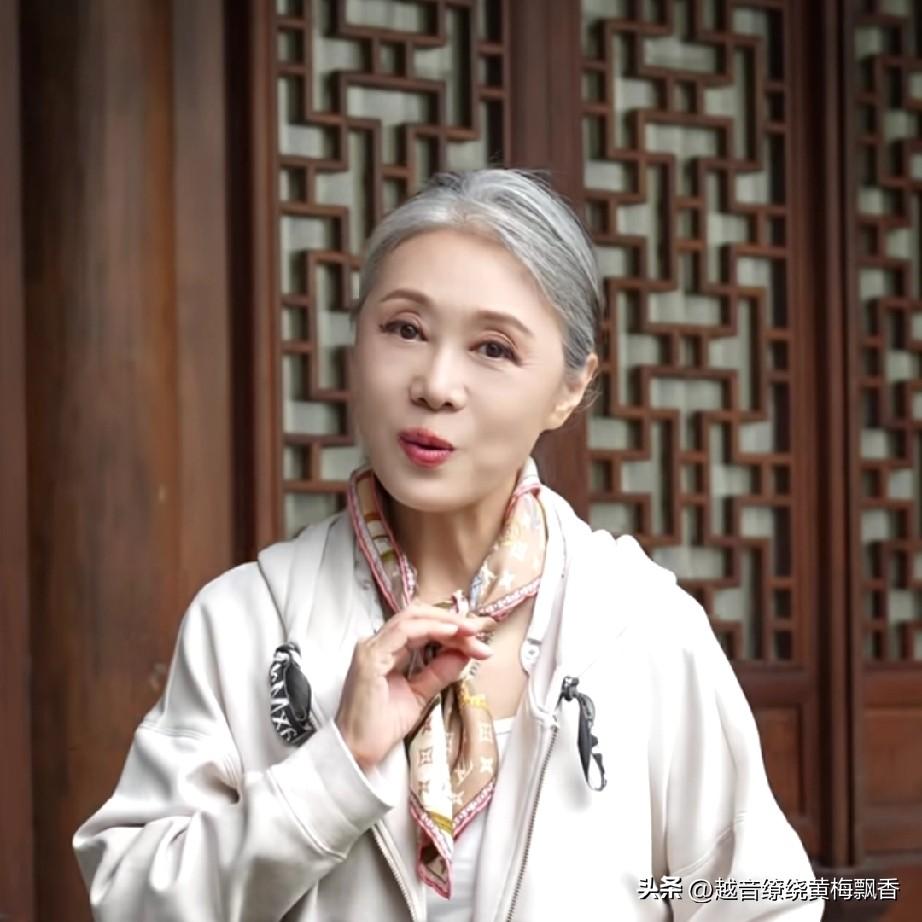 吴琼老师越老越容光焕发，虽说鬓边已添华发，可脸上的肌肤依旧白皙细腻，脸上不见一丝