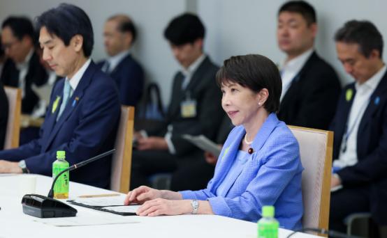顶不住了，日本示好中国。当地时间6月30日，日本经济产业大臣赤泽亮正公开承认，中