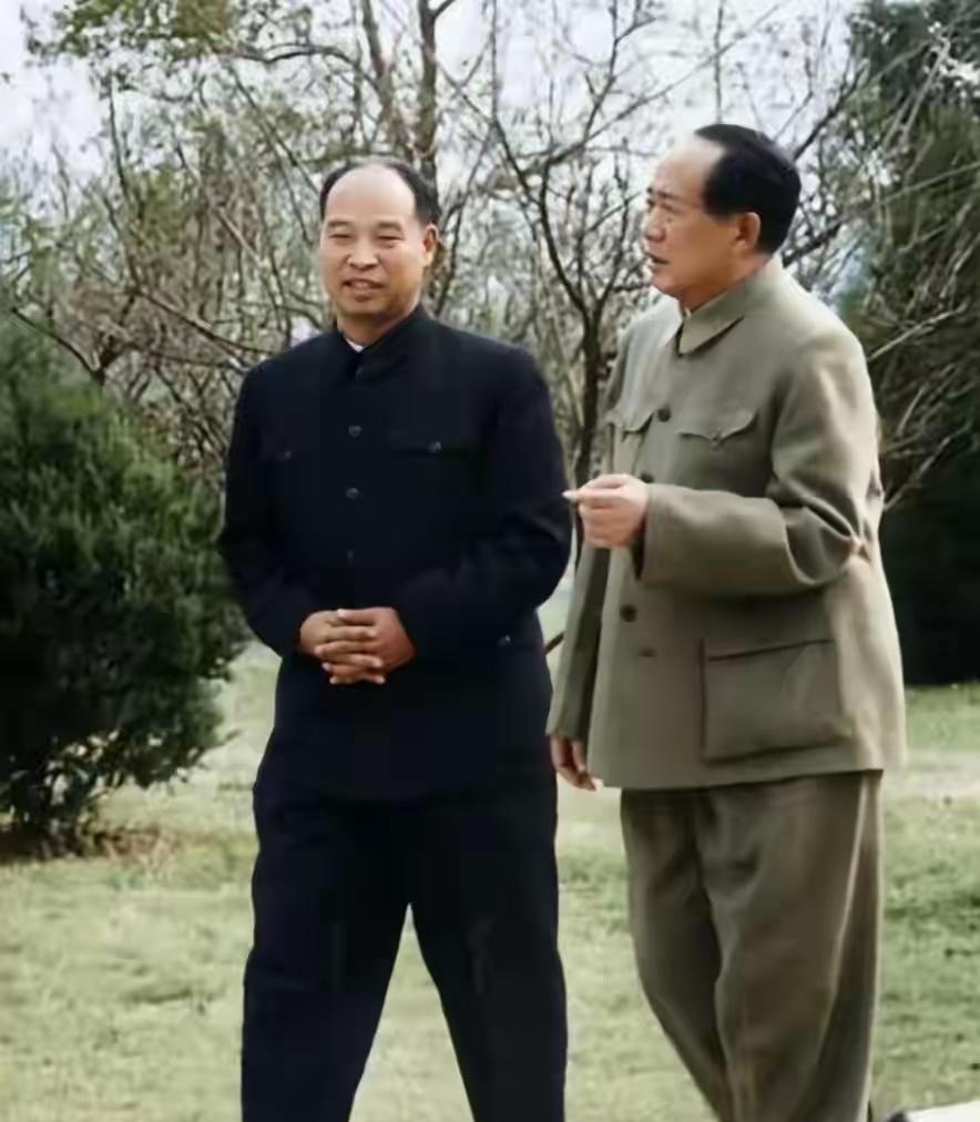 大家看这张老照片，毛主席悠闲散步、手里夹着烟，看着像是放松散心。
可仔细看他神情