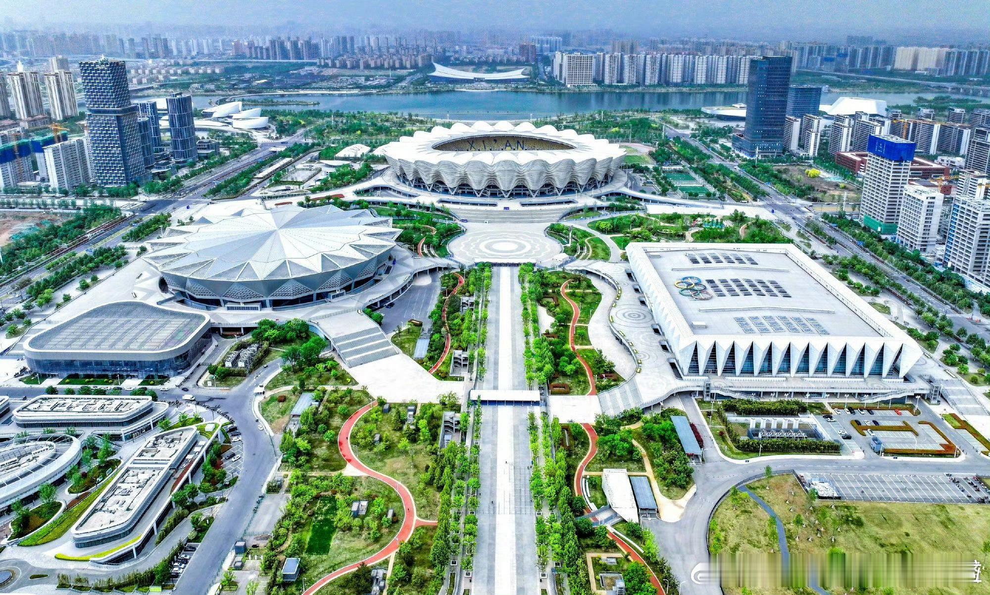 【西安迎来众多令人瞩目的新地标】近年来，西安迎来了众多令人瞩目的新地标，它们不仅
