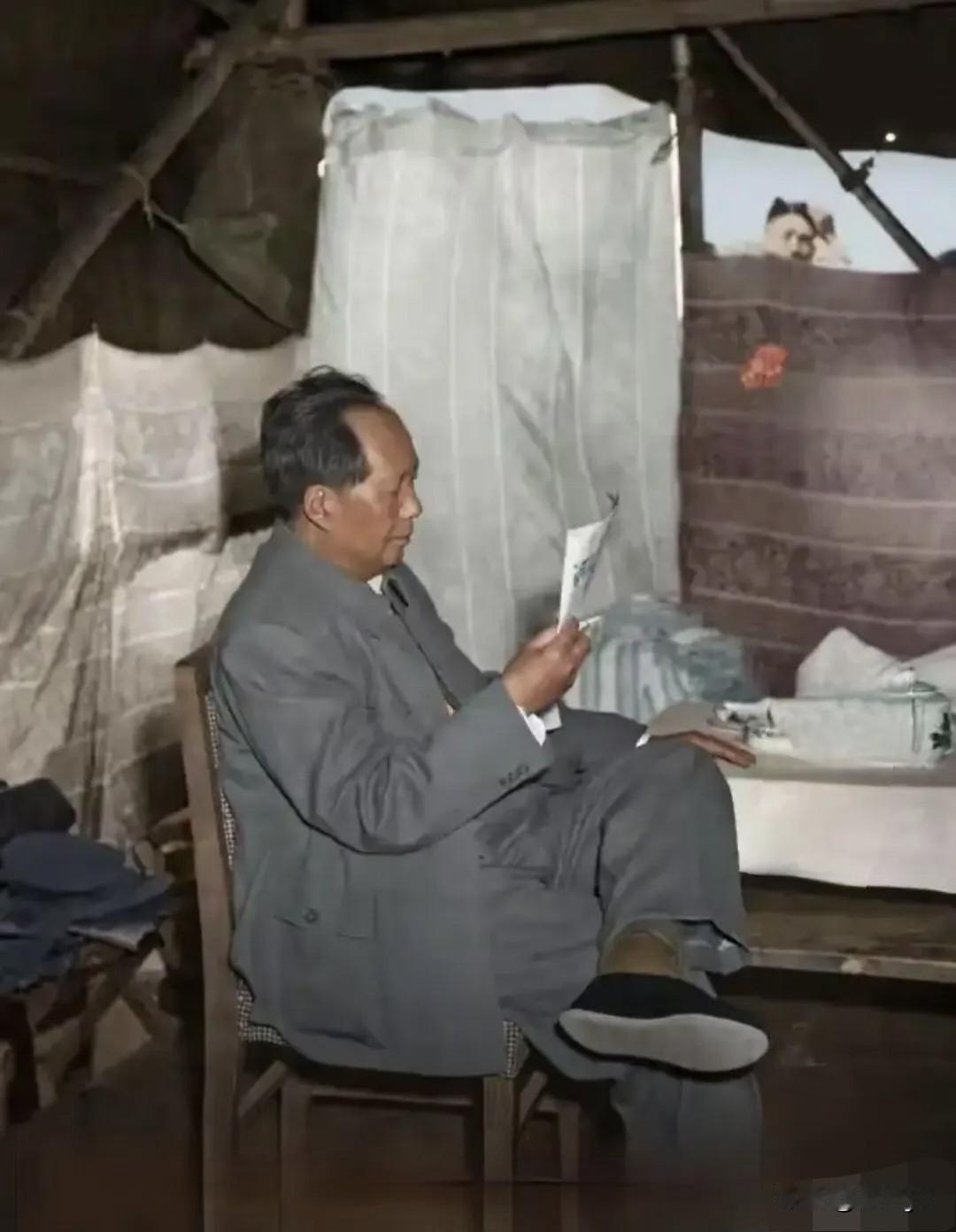 1959年9月10日，毛主席视察北京密云水库工地，工作间隙，在船上临时搭起的船篷