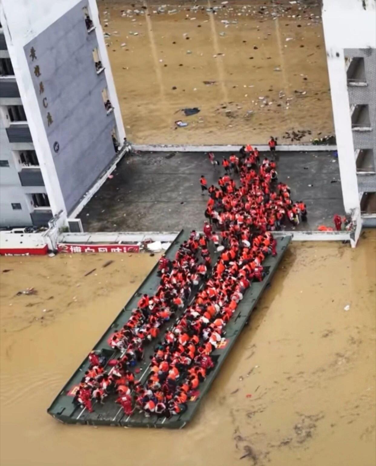 当洪流肆虐，大地成泽国，解放军的新型动力舟桥劈波斩浪而来。它1次便可搭载好几百名