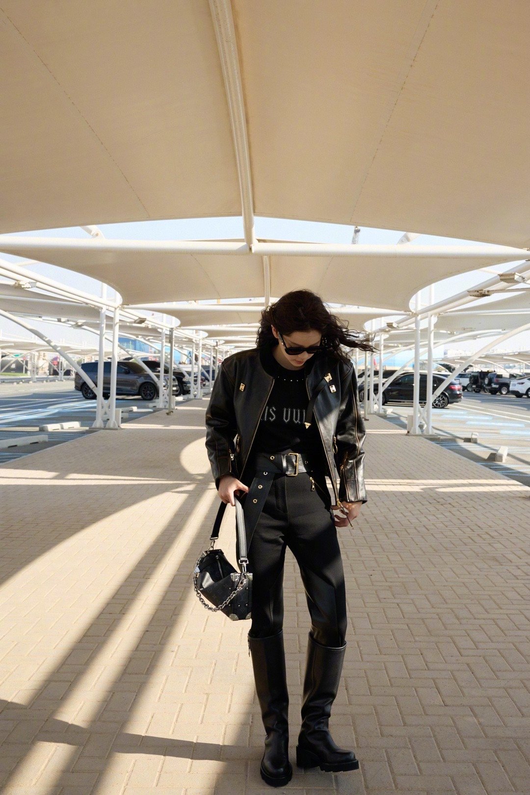 欧阳娜娜机车造型青春时髦欧阳娜娜亮相阿布扎比观看F1决赛，很酷的机车女孩造型，黑