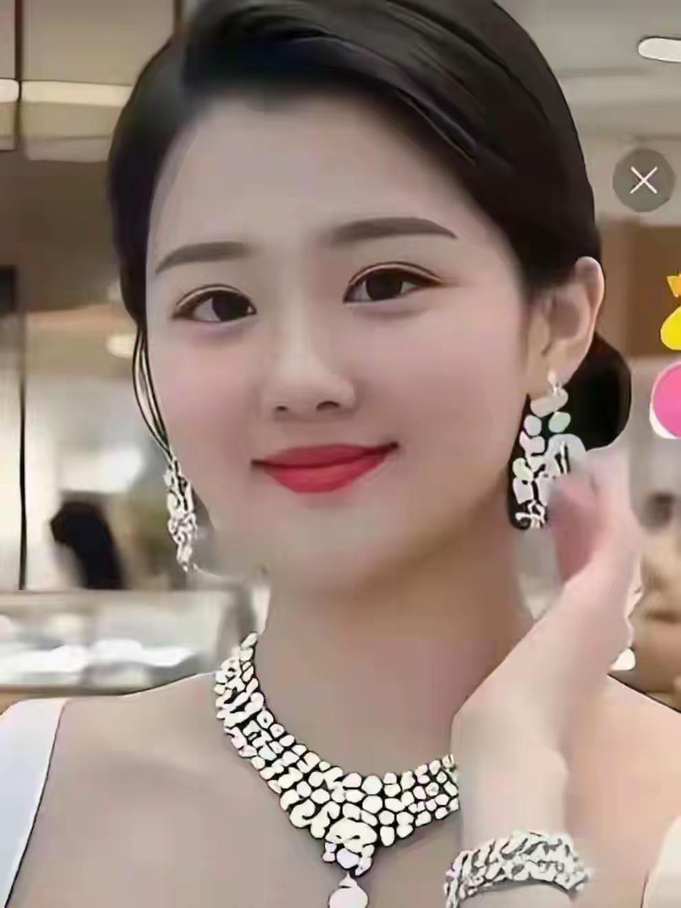 “老牛吃嫩草”背后的人性暗战：是爱情童话还是利益交换？听听这几位过来人的血泪与甜