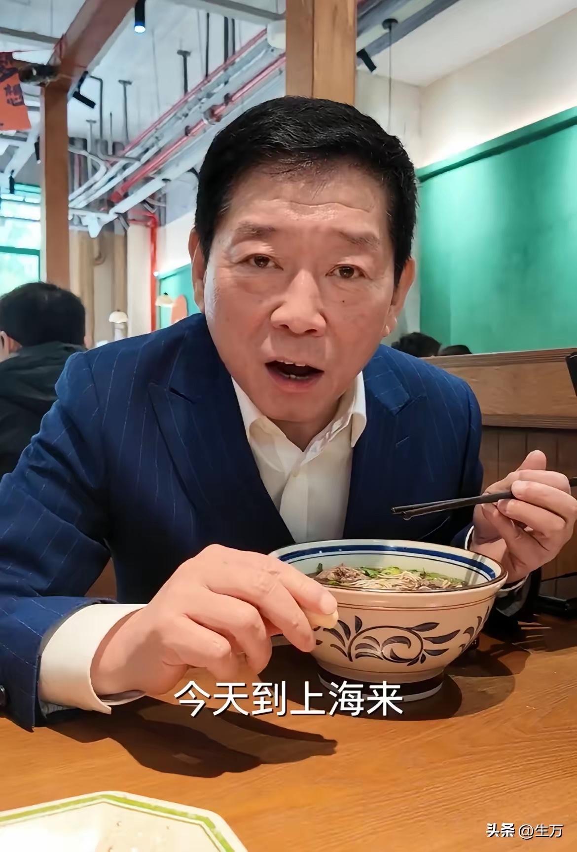 魏总这么有钱也到面馆吃面，非常接地气的企业家