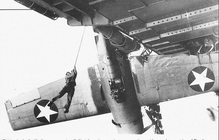一名飞行员正被从他的 Grumman F4F Wildcat （格鲁曼F4F“野