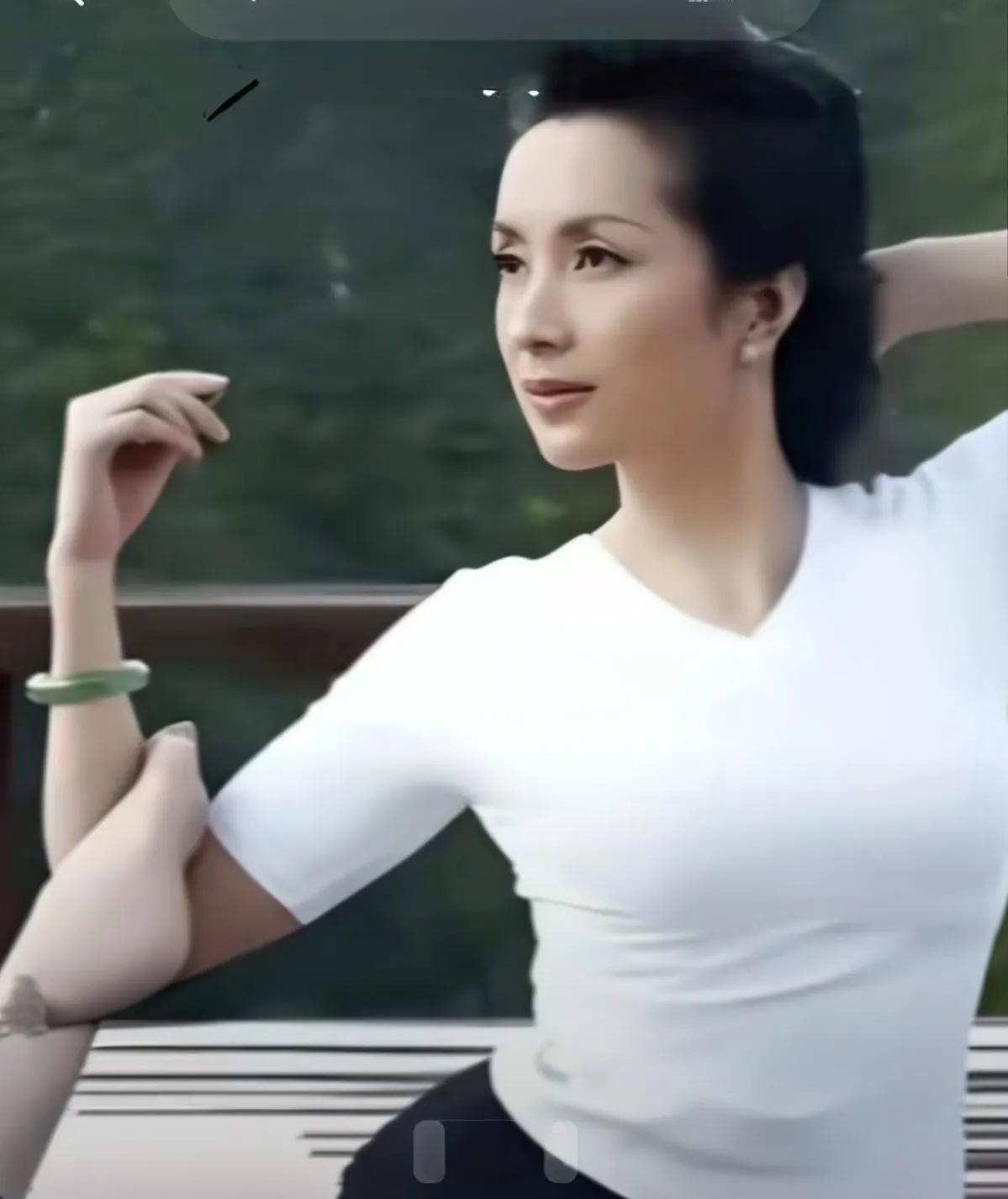 歌星汤灿开直播分享生活，对网友提问只是一笑了之！

经历过大起大落的汤灿，现在面