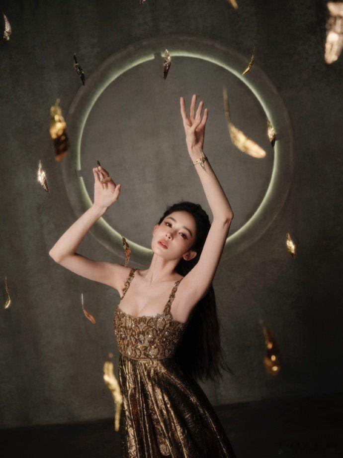 娜扎演绎尊界S800新春灯语 娜扎一袭礼服惊艳“星光大道”红毯，美到窒息！自带贵