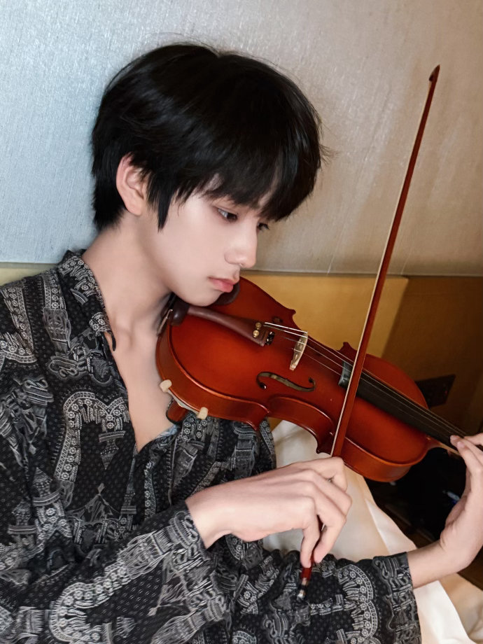 王橹杰 🎻王橹杰 四代唯一小提琴手 愿你有趣有盼，不负心中热爱 𝓜𝒶𝓎 