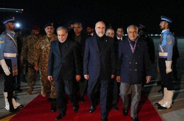 这场伊斯兰堡会谈怕是一场大型作秀，打得不可开交的美伊居然坐在同一张桌子上谈判了，