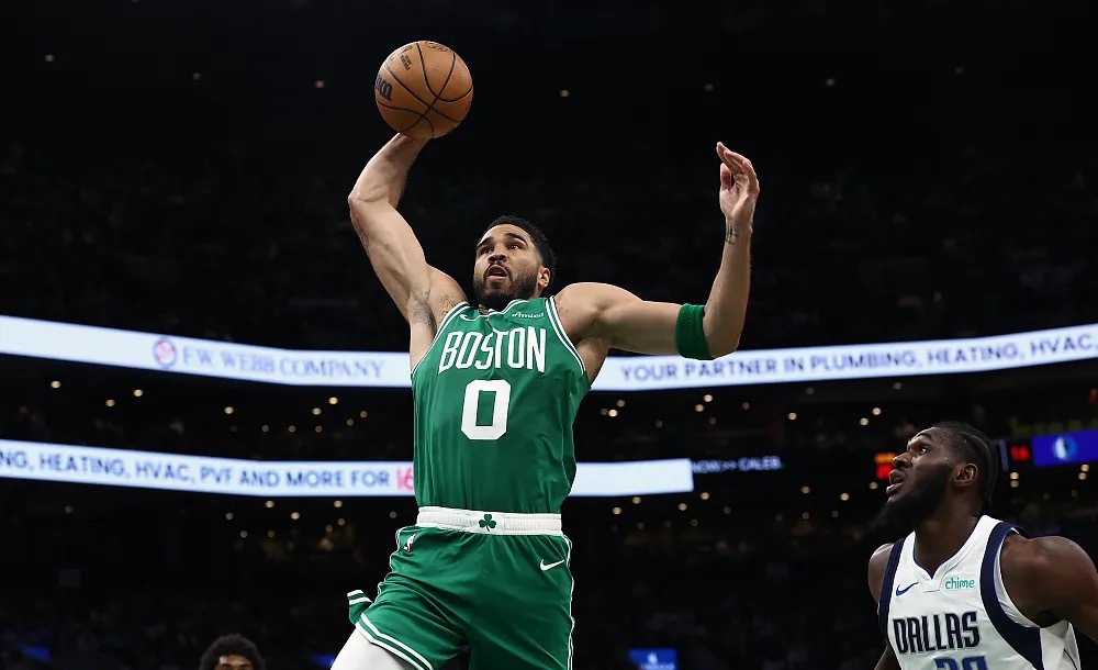 NBA常规赛继续进行，凯尔特人客场147-129大胜热火。塔图姆本场21投9中，