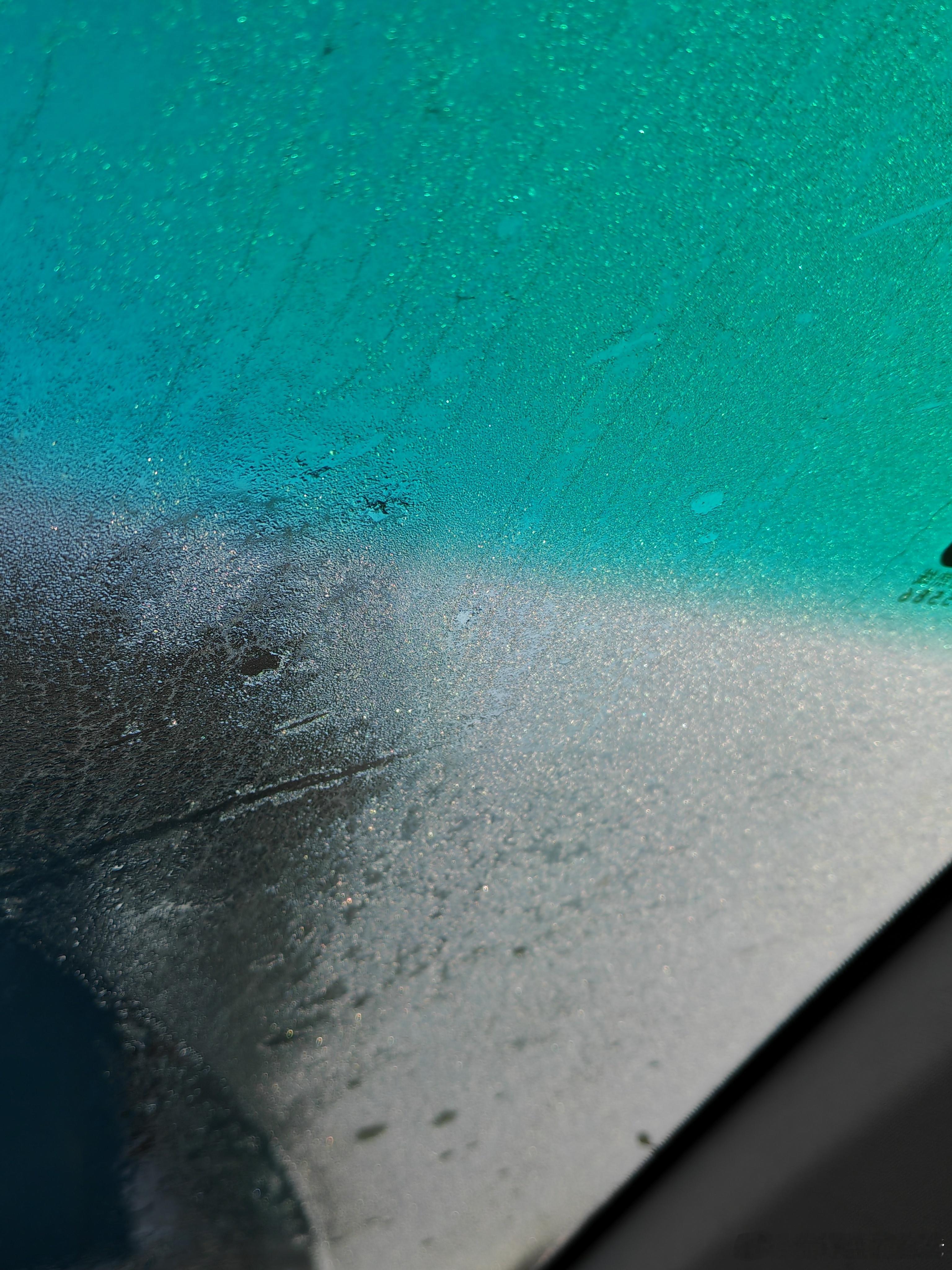 刚想开车出门，结冰了，热了半天车。 