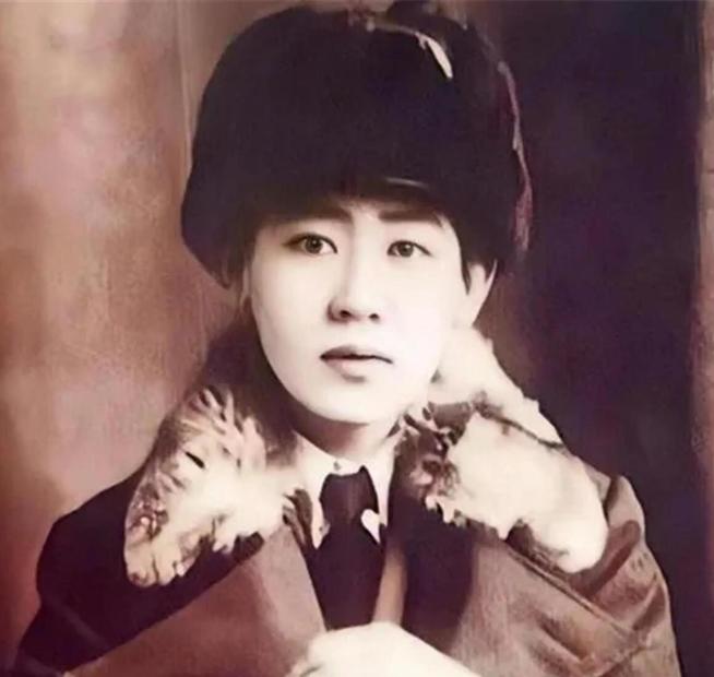 1924年，59岁的养父，爬上了18岁的川岛芳子的床，面对这个养育了她12年的男