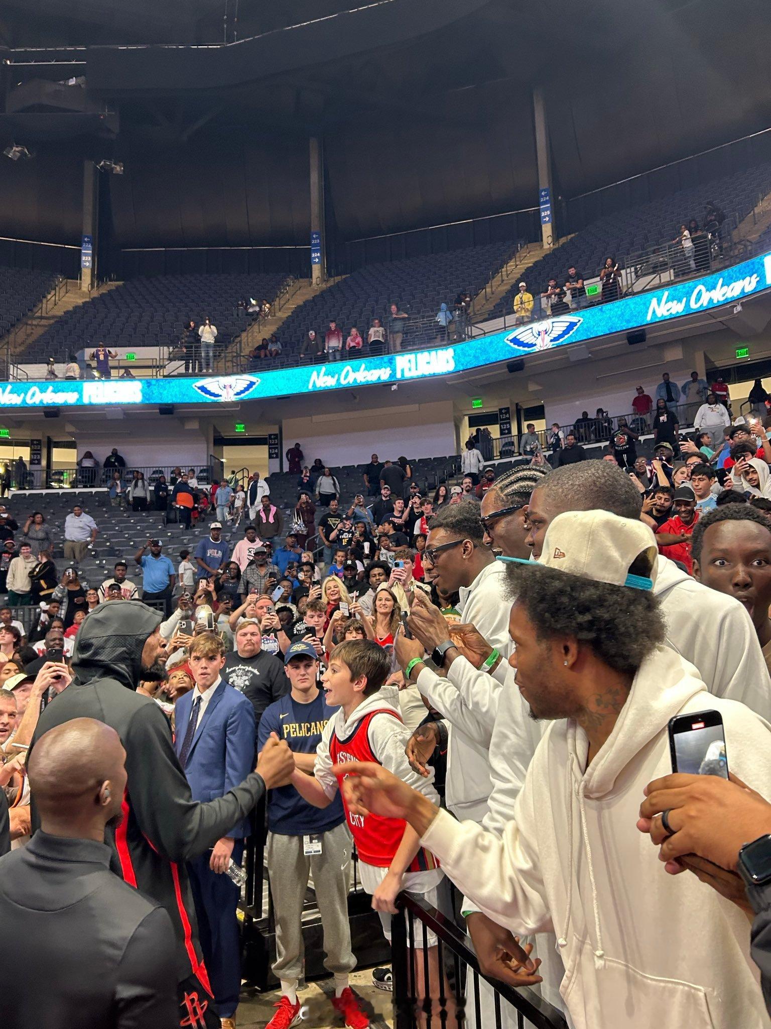 杜兰特深受球迷喜爱，比赛结束被球迷围住了！杜兰特火箭vs鹈鹕休斯顿火箭 ​​​