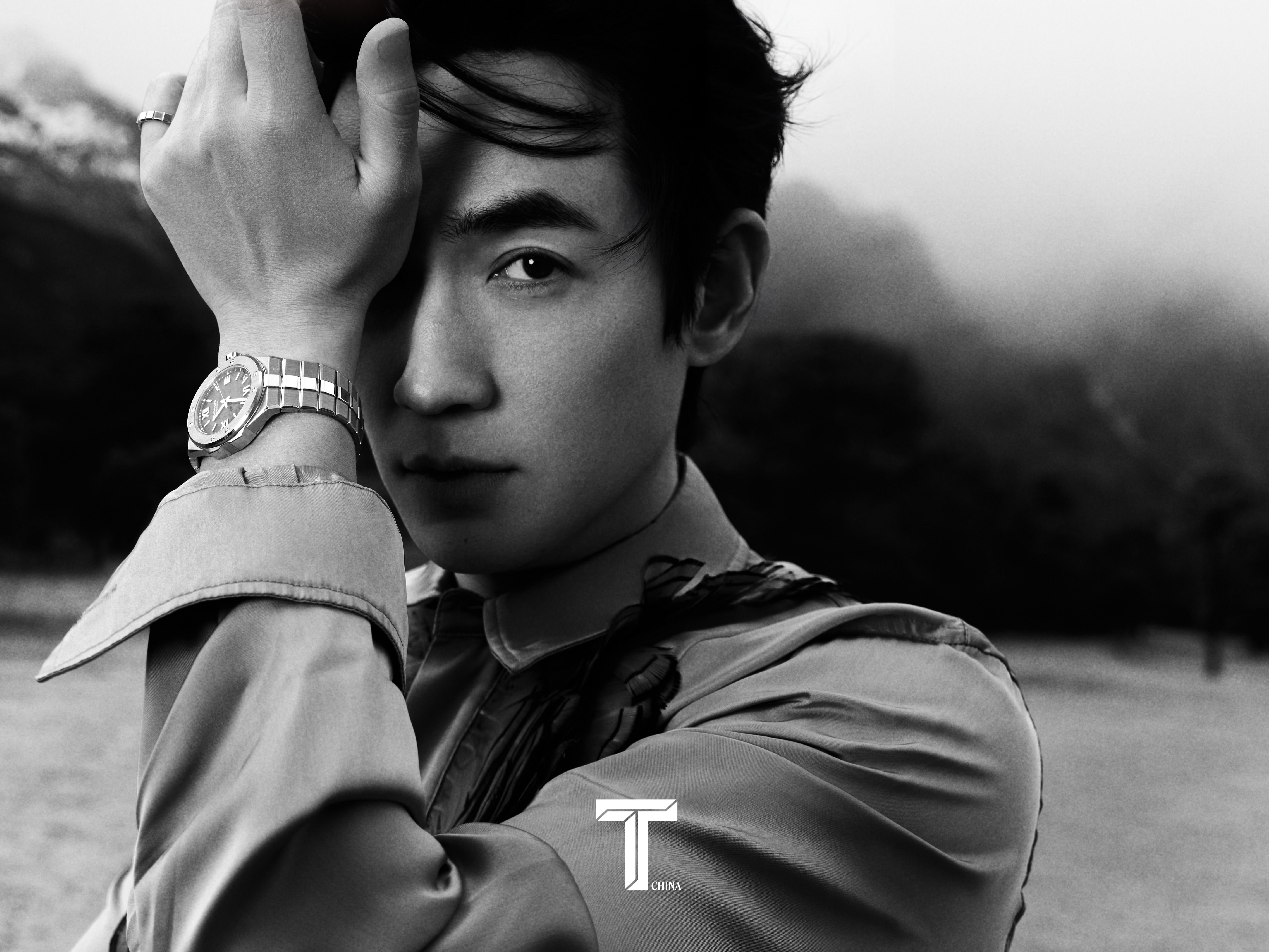 朱一龙登上《T》中文版2026年6月刊封面，依然由路易威登和萧邦双顶奢加持，今年
