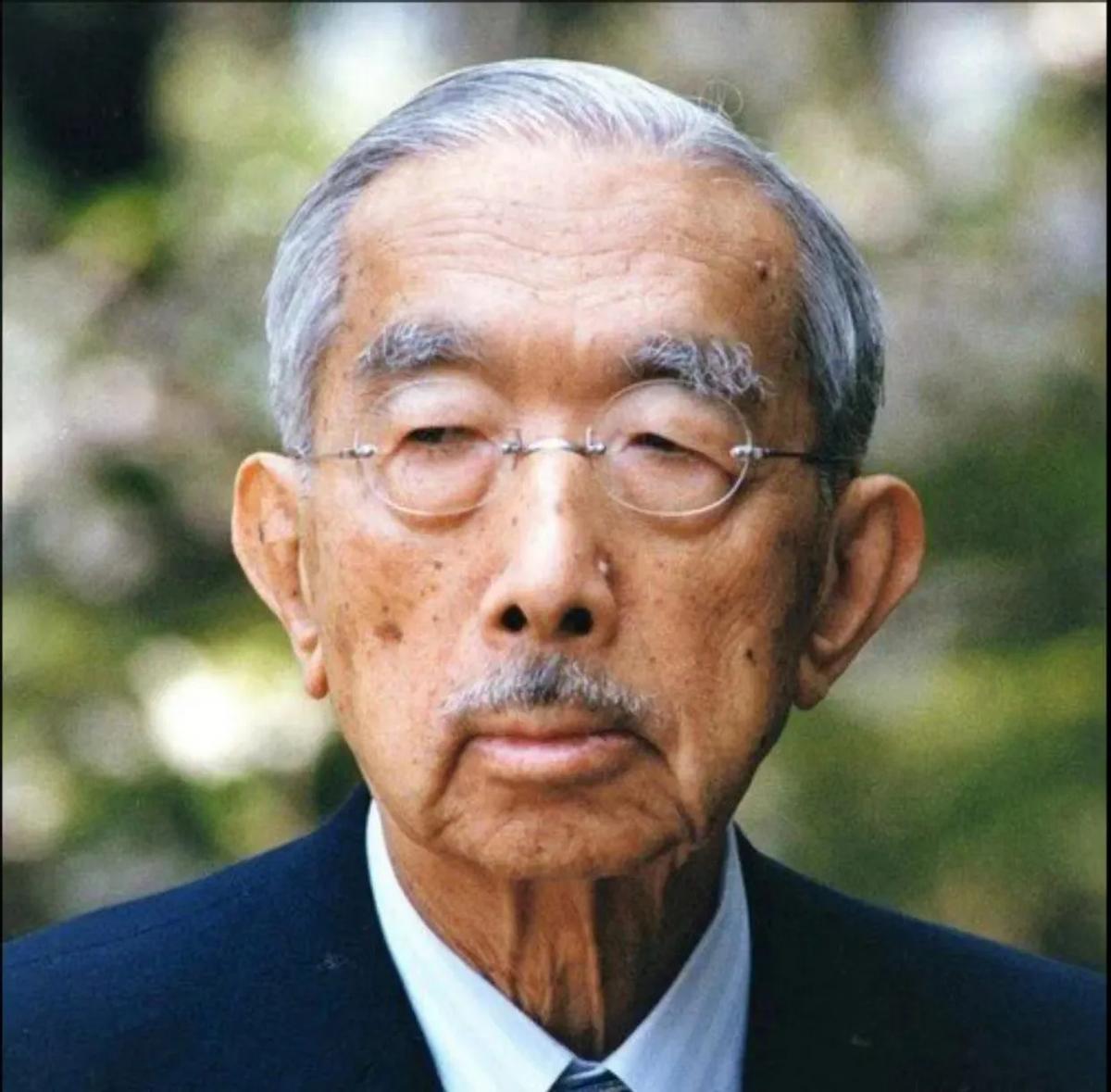 人说“相由心生”，此言不虚！ 大家看看这个人，长得尖嘴猴腮，一脸的阴沉，眯着两个