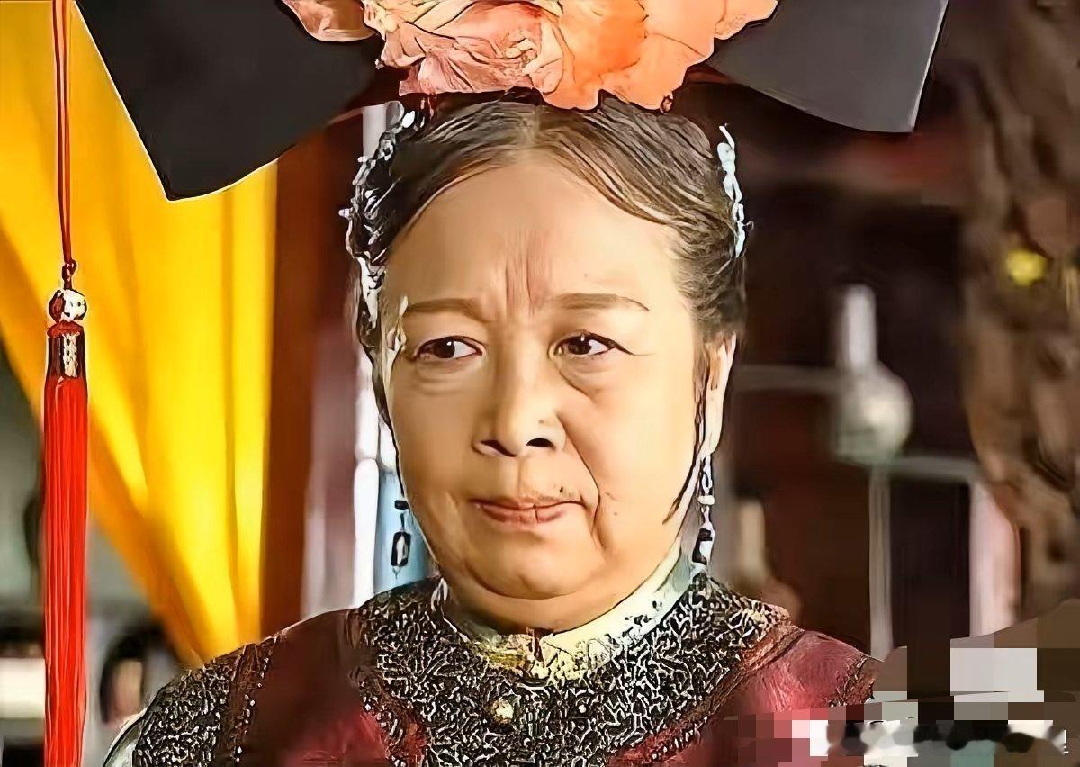 对于李明启，我总是喜欢不起来，不是因为她演过容嬷嬷，而是她从来都不会像演容嬷嬷那