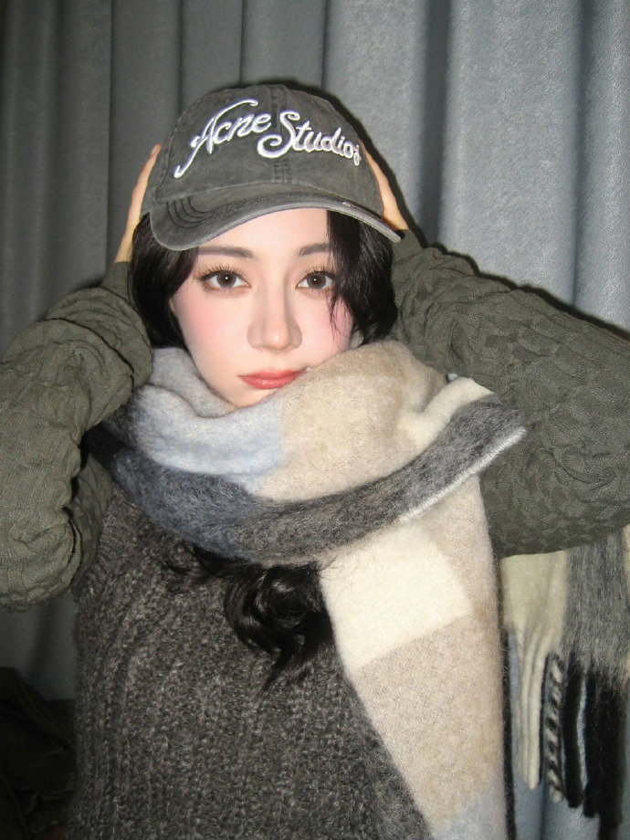 吃甜品的漂亮姐姐迪丽热巴甜度超标吃甜品的漂亮姐姐迪丽热巴甜度超标 