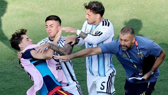 FIFA调查阿根廷球员赛后暴力行为🚨🚨泰晤士报：国际足联将针对世界杯决赛结束