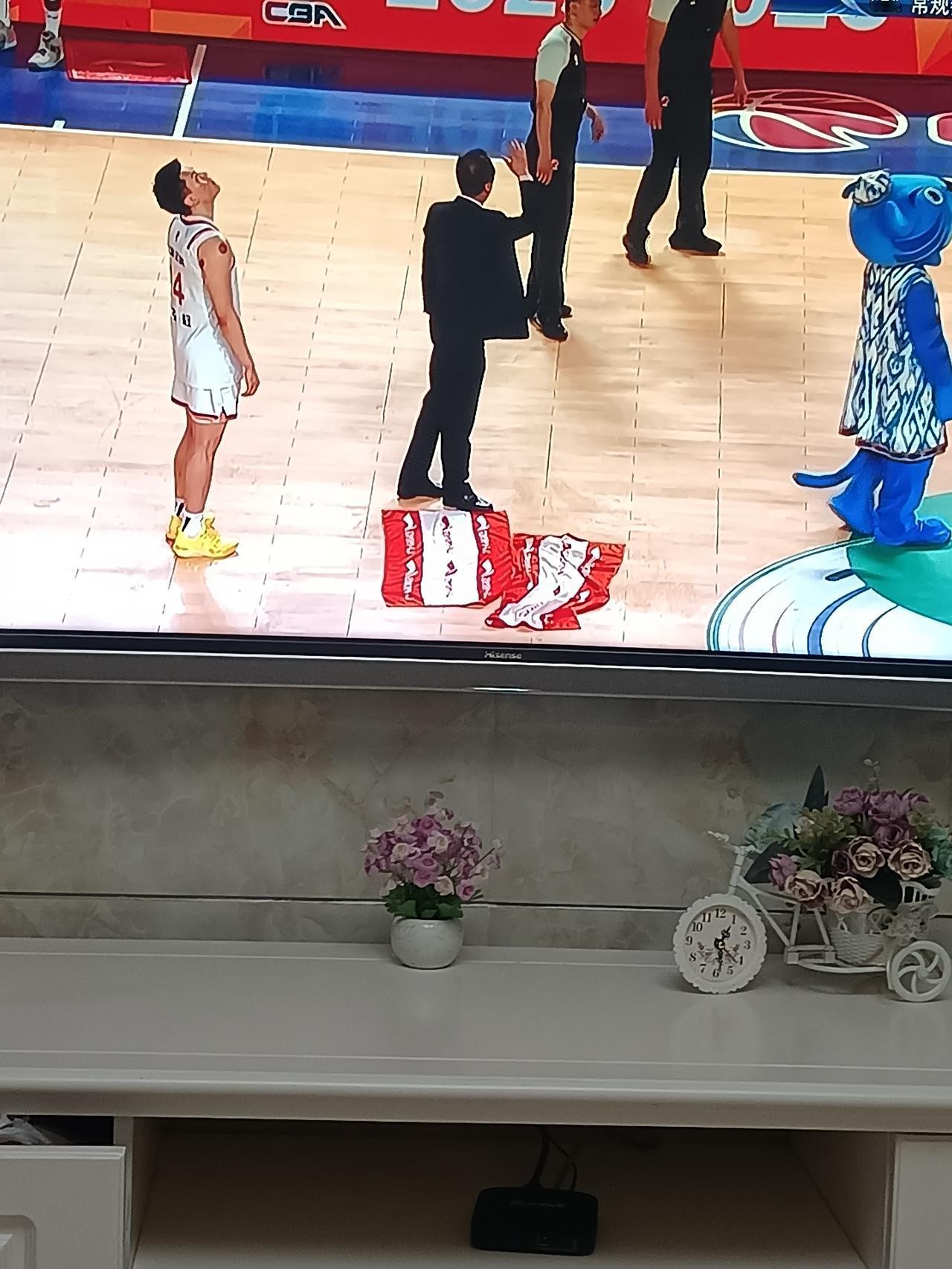 屋漏偏逢连夜雨，新疆队这球输的没劲
       昨晚新疆队主场与上海久事的40