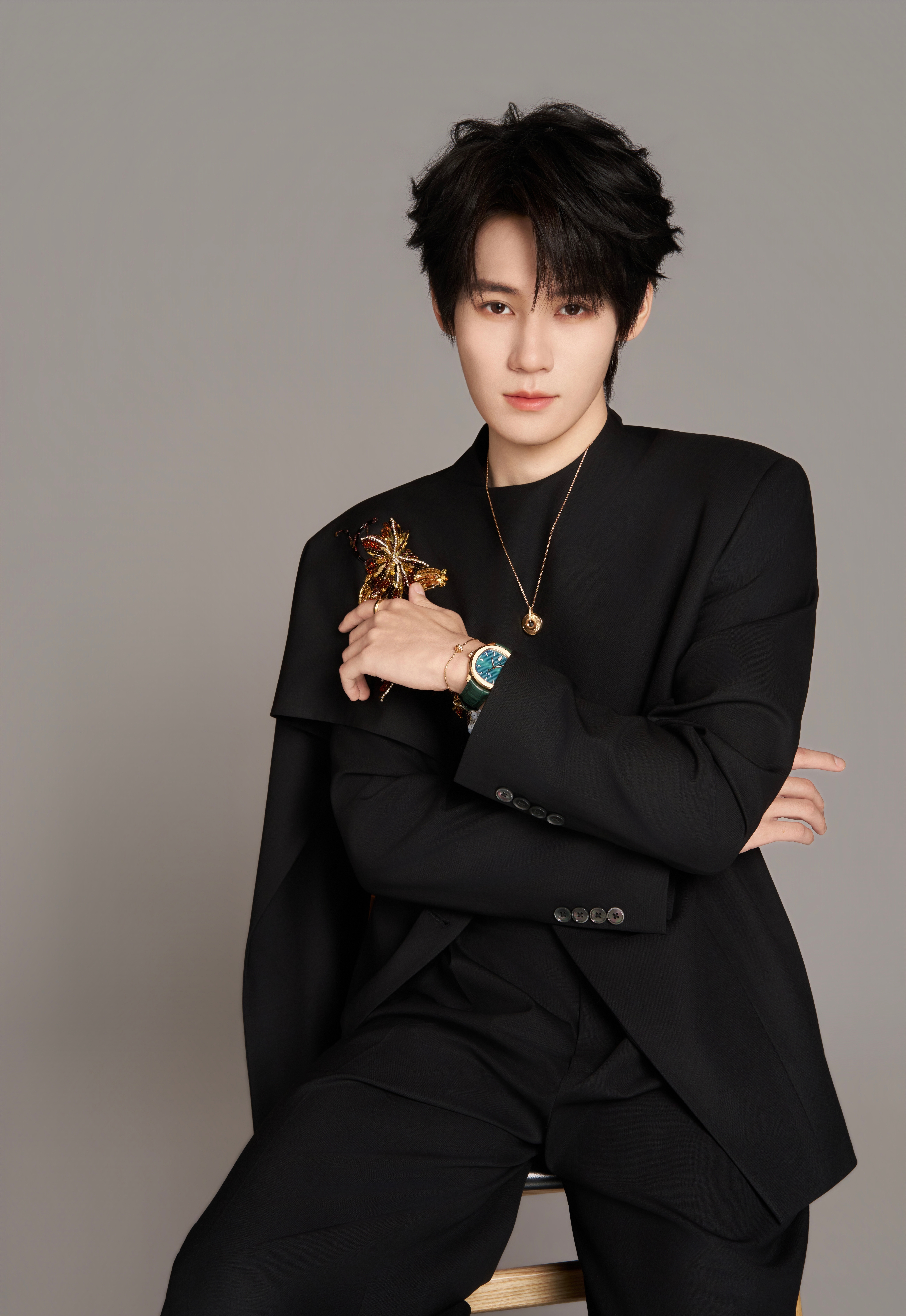 张真源 X PIAGET｜演员、歌手张真源今日份全新造型大片，身着新中式风格珠花