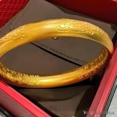 听到未来儿媳怀孕，邻居姐姐把彩礼从8万8提到12万8。“三金”换成了“五金”。