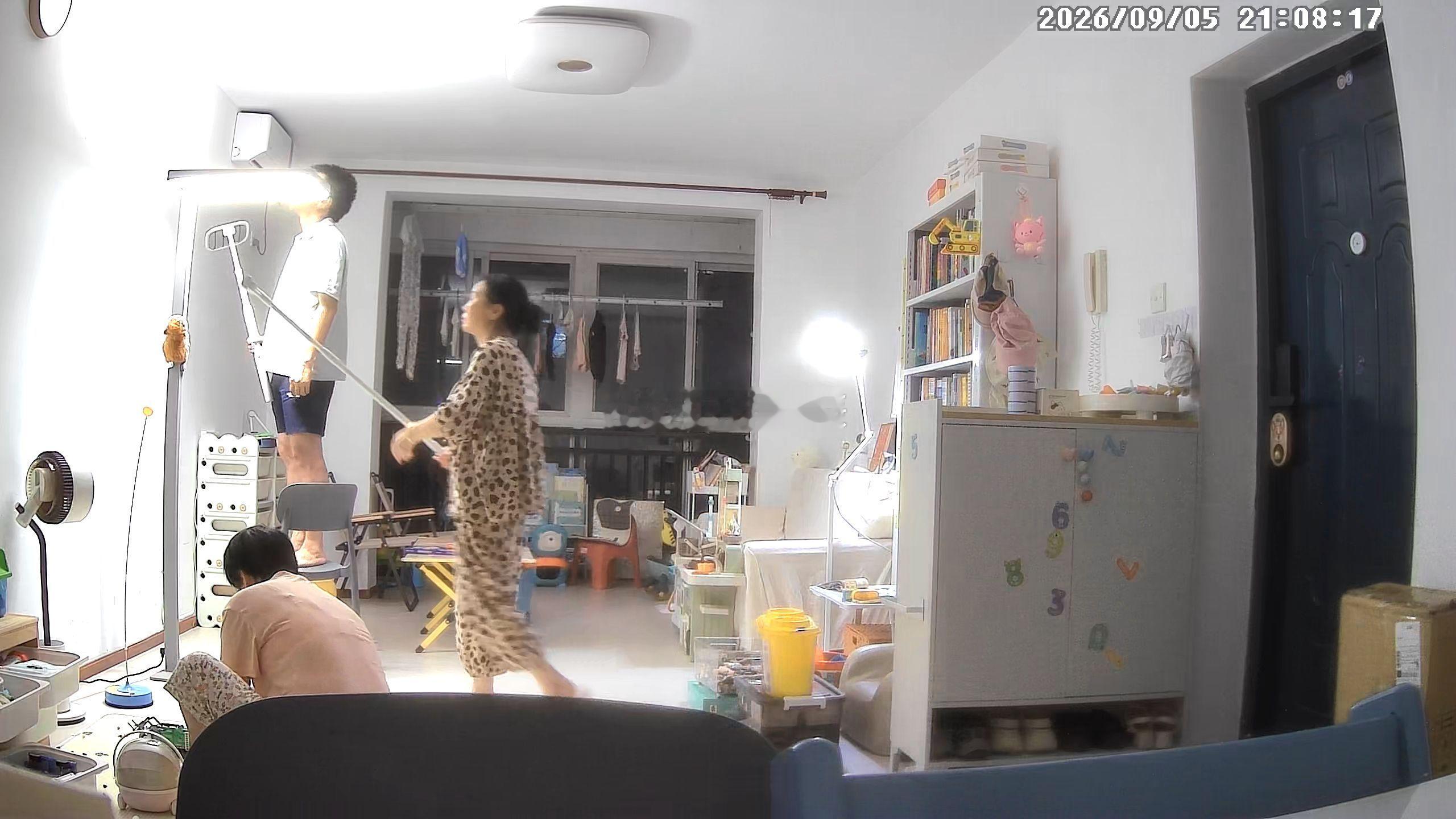 搬家后第一个烦恼出现了，我们的吸顶灯太亮太招小虫子，客厅窗户也多还没来得及装帘子