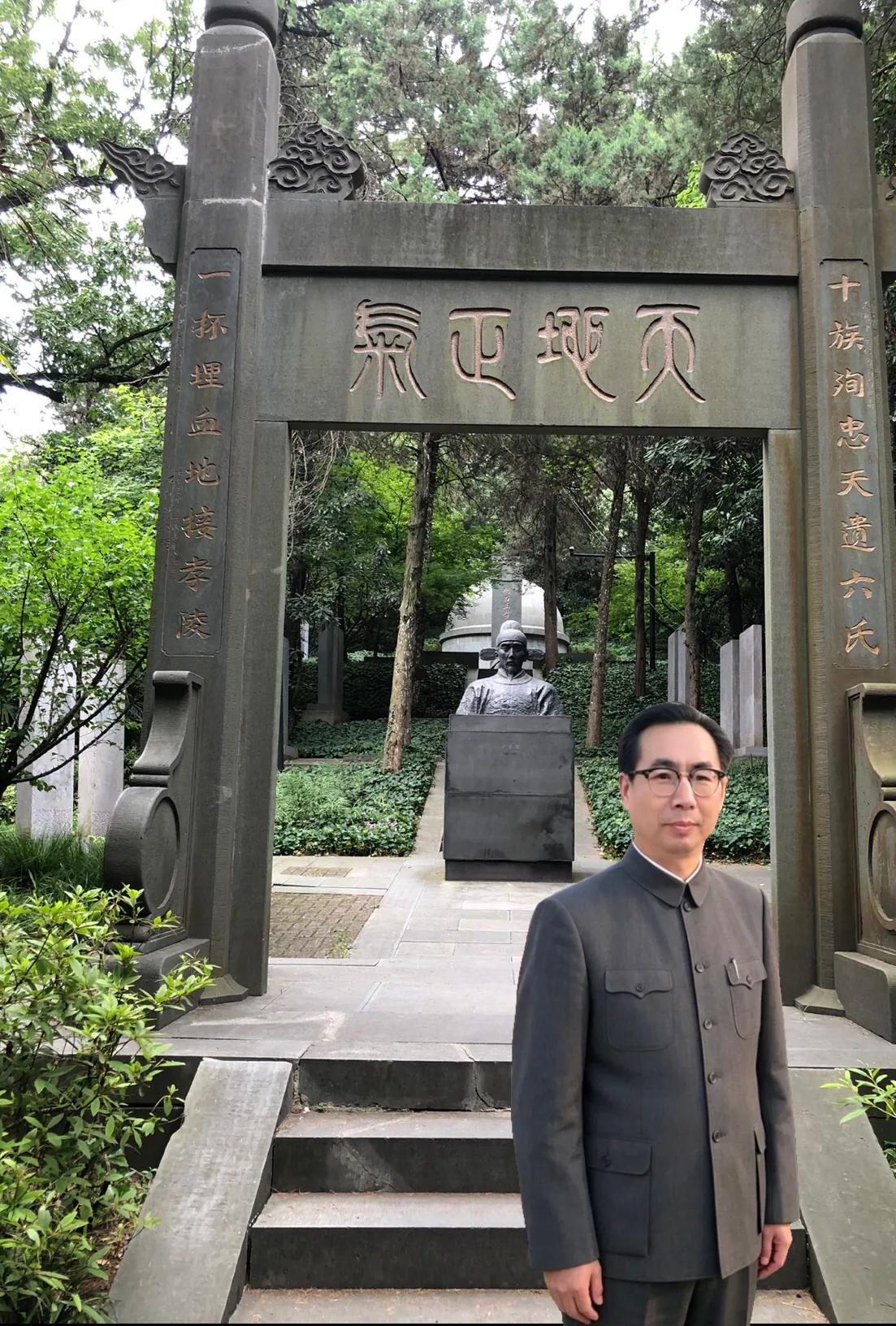 七言古风·祭方孝孺墓
文｜孙玉良
大明谁敢撞不周
宁诛十族硬骨头
孤忠敢拒草新诏