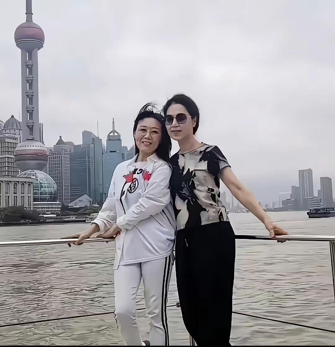 两朵金花，我只认出了一身白衣胸前有红黑花纹，一笑俩酒窝，嗓音甜美，出类拔萃的是吴